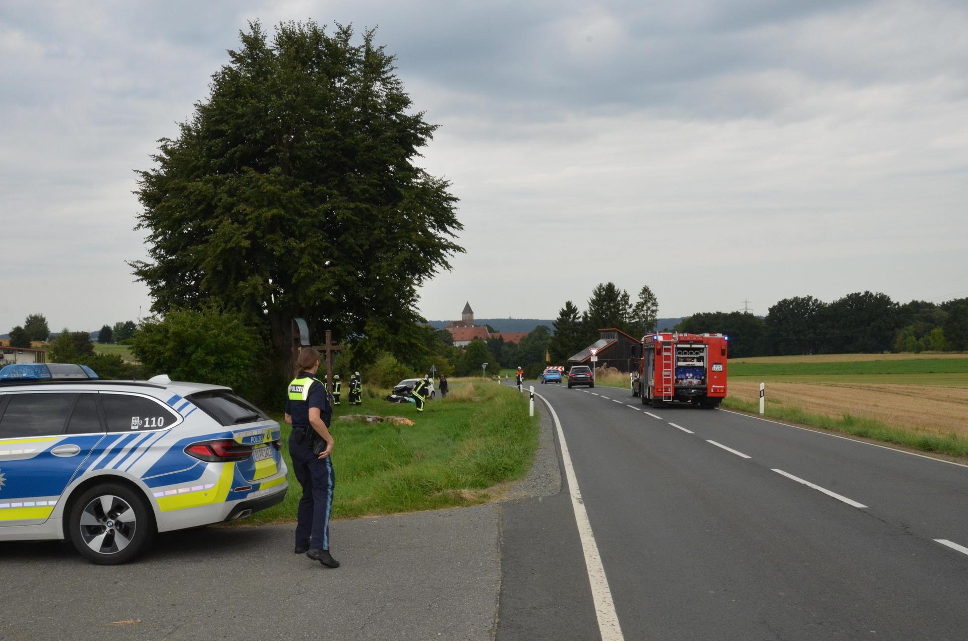 Kurz nach dem Bocklradweg verunfallte eine 57-Jährige mit ihrem Kleinwagen bei den drei Kreuzen und zog sich mittelschwere Verletzungen zu. Am Auto entstand Totalschaden. (Bild: dob)