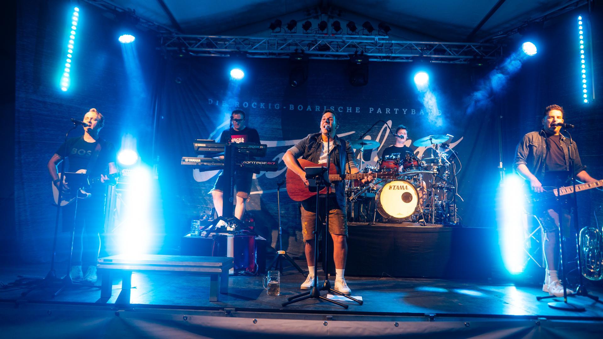 Die Quertreiber rocken am Samstagabend das Festzelt bei der Kirwa in Wernberg.  (Bild: Hannes Stock)