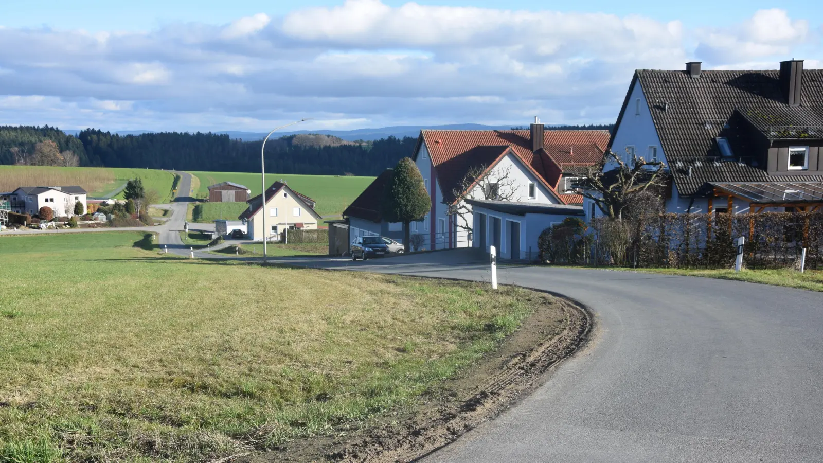 Die angebliche „Rennstrecke” in Obersdorf. Unten an der Kreuzung herrscht „rechts vor links”. Geradeaus geht es zum Reiterhof Hahnenmühle weiter. Das Obersdorfer Straßenstück wird bei der Dorfversammlung auch angesprochen werden. Tempo 30 soll im ganzen Ortsteil kommen. (Bild: fz)