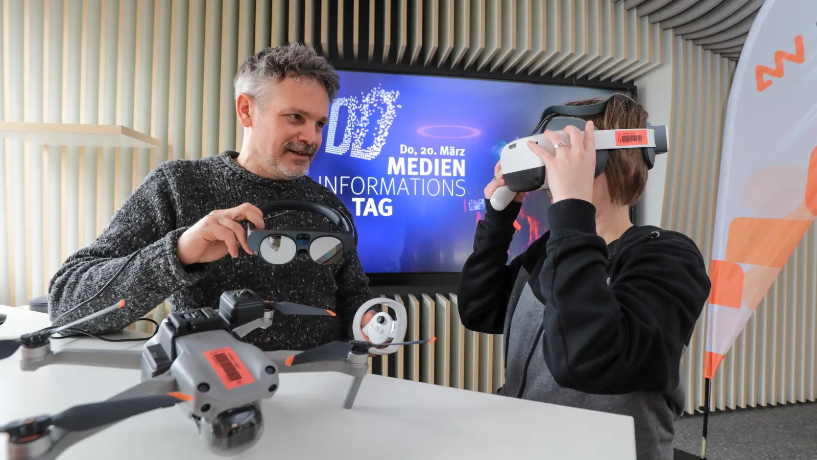 Beim Medieninformationstag am Donnerstag, 20. März, an der OTH Amberg-Weiden gibt es Einblicke in die Fakultät Medien in Amberg. Professor Martin Frey (links) wird den neuen Studiengang Digital Design präsentieren. (Bild: Wolfgang Steinbacher)