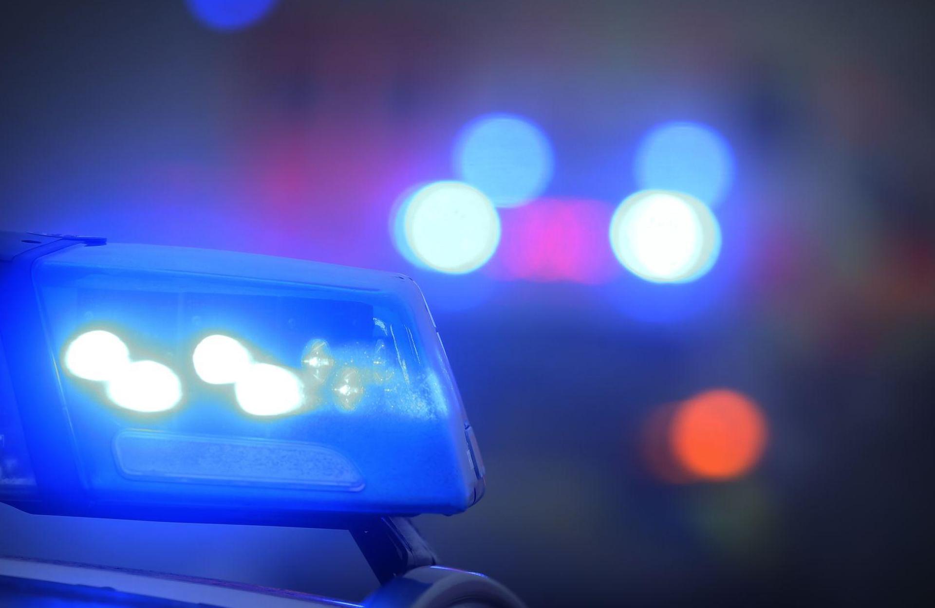 Mehrere Polizeistreifen umstellten den ehemaligen Gasthof in dem oberfränkischen Ort. (Symbolbild) (Bild: Karl-Josef Hildenbrand/dpa)