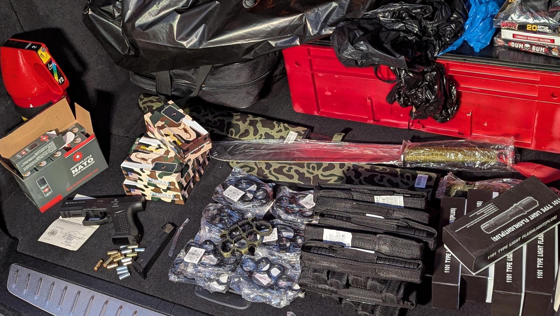 Die Bundespolizei Waidhaus stellte 63 verbotene Waffen in einem Pkw sicher. (Bild: Bundespolizei)