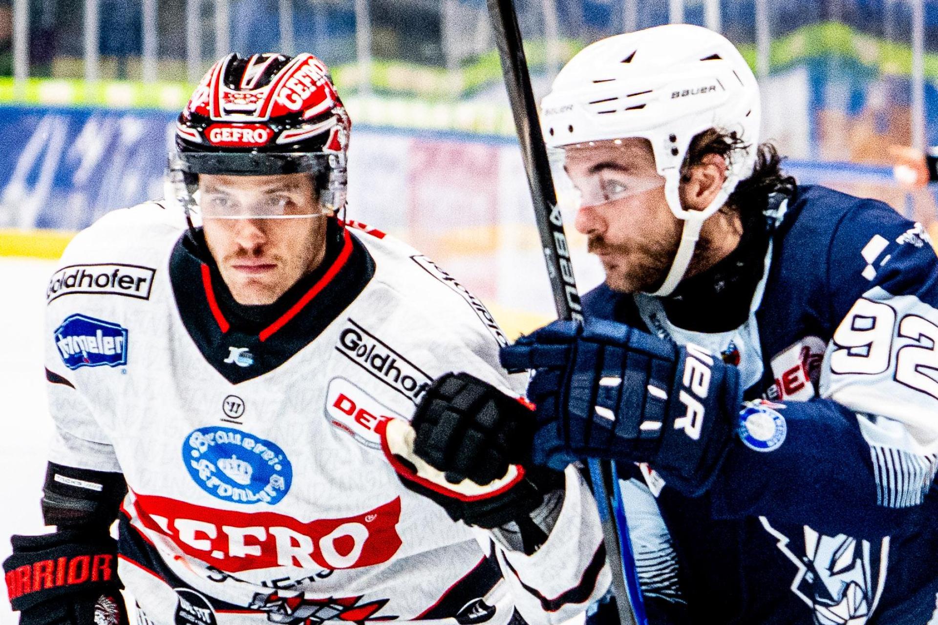 Brayden Tracey (rechts) erzielte drei Tore bei seinem Pflichtspieldebüt für die Blue Devils Weiden. (Bild: Elke Englmaier)