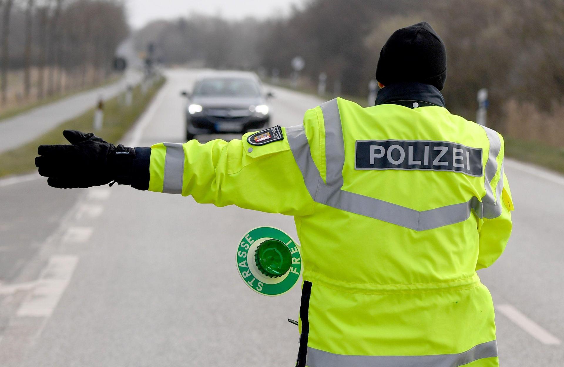 Bei einer Kontrolle in Grenznähe stieß die Polizei auf einen fünfstelligen Betrag unbekannter Herkunft. (Symbolbild: Carsten Rehder)