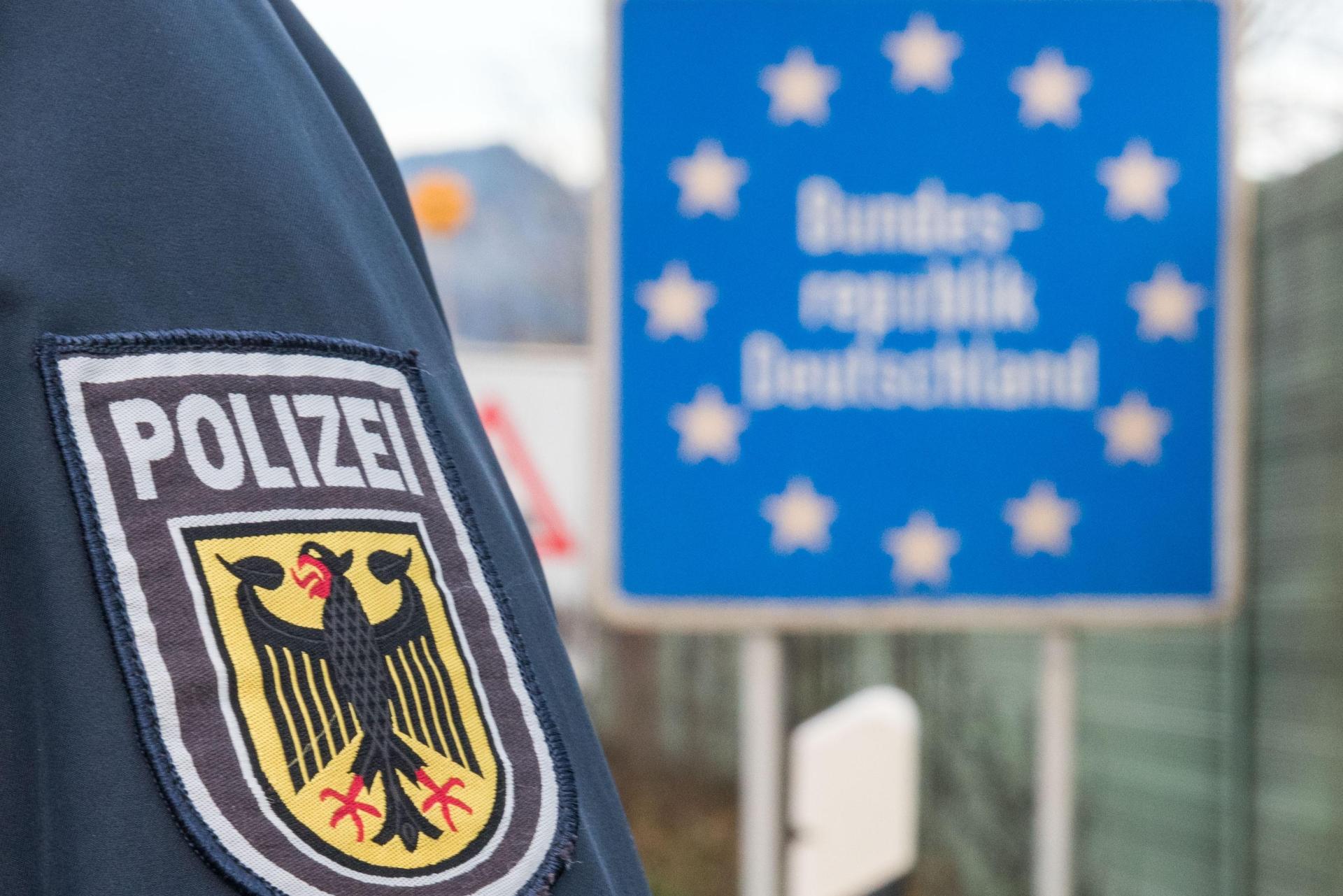 Die Bundespolizei Waidhaus vollstreckt bei Grenzkontrollen auf der A6 zwei Haftbefehle. (Symbolbild: Bundespolizei)