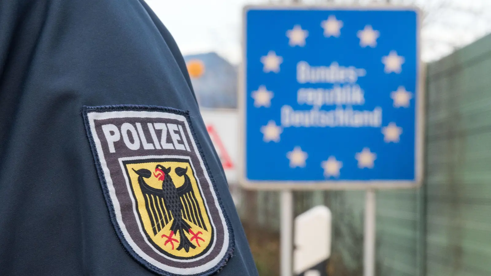 Die Bundespolizei Waidhaus vollstreckt bei Grenzkontrollen auf der A6 zwei Haftbefehle. (Symbolbild: Bundespolizei)