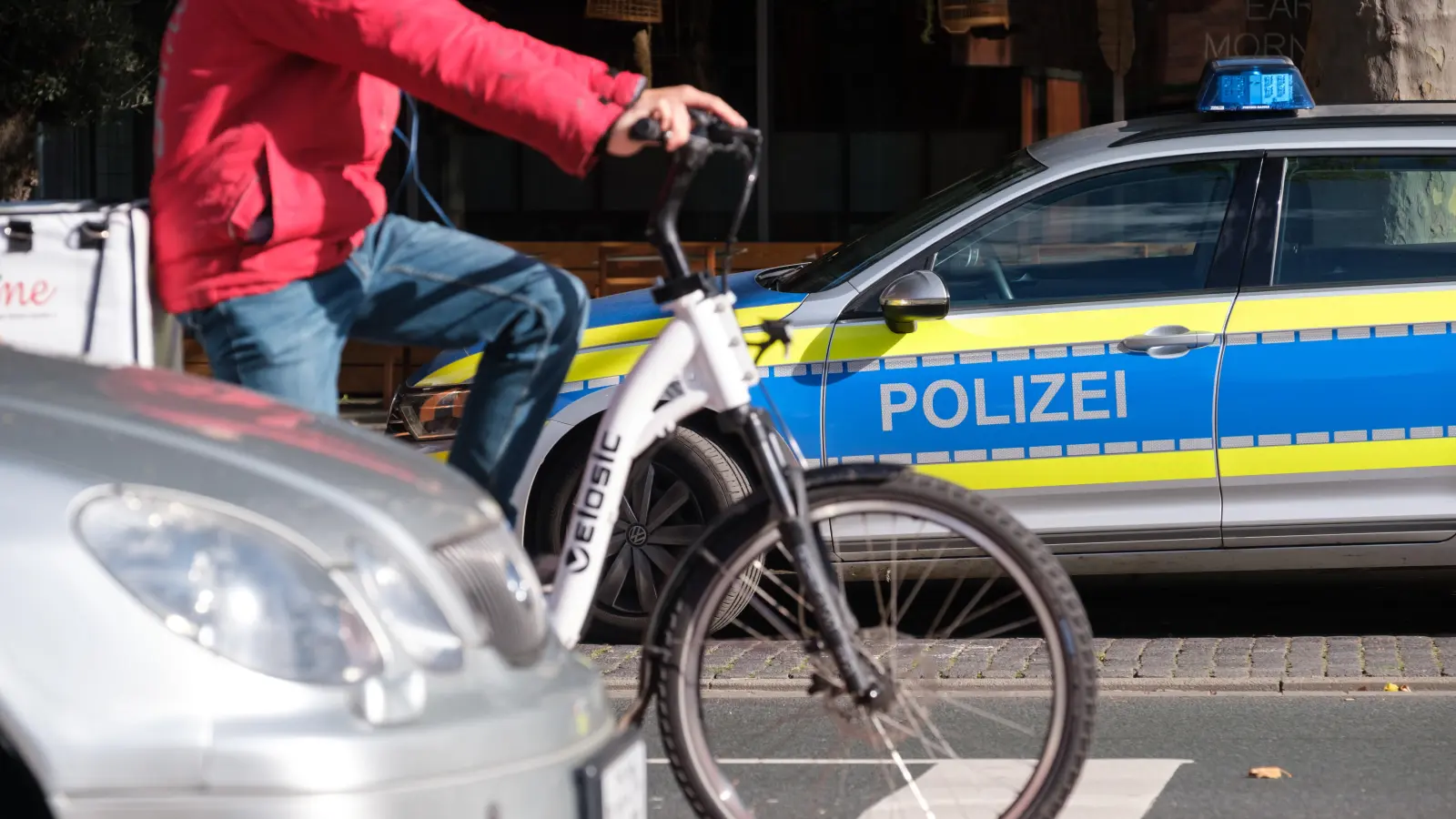 Ein Fahrradfahrer wurde bei einem Sturz in Weiden leicht verletzt.  (Symbolbild: Ole Spata /dpa)