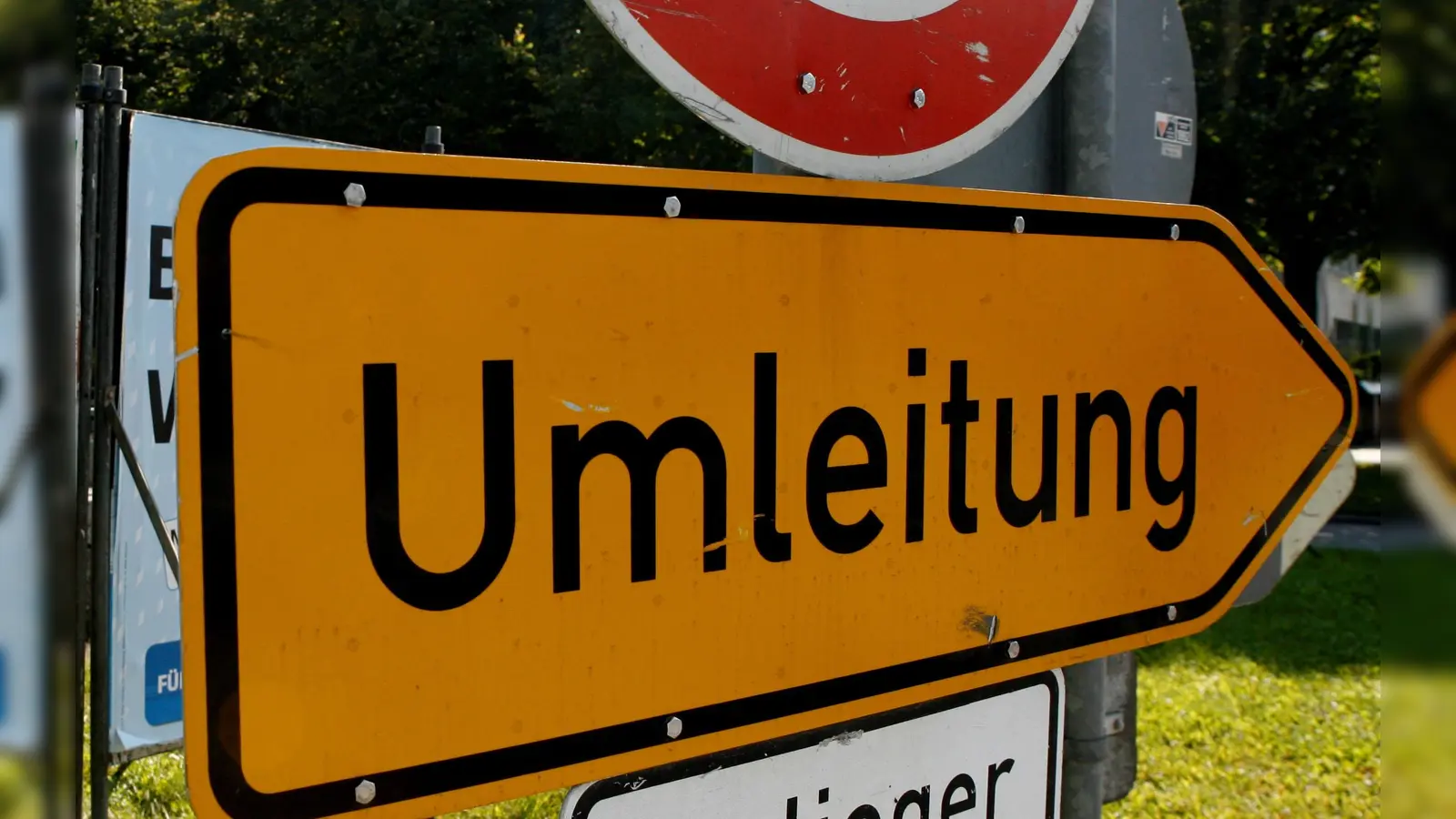 Ein Umleitungsschild und zwei Durchfahrtverbotsschilder sind auf der Kreisstraße zwischen Parkstein und Hammerles entwendet worden. (Symbolbild: Angelika Warmuth)