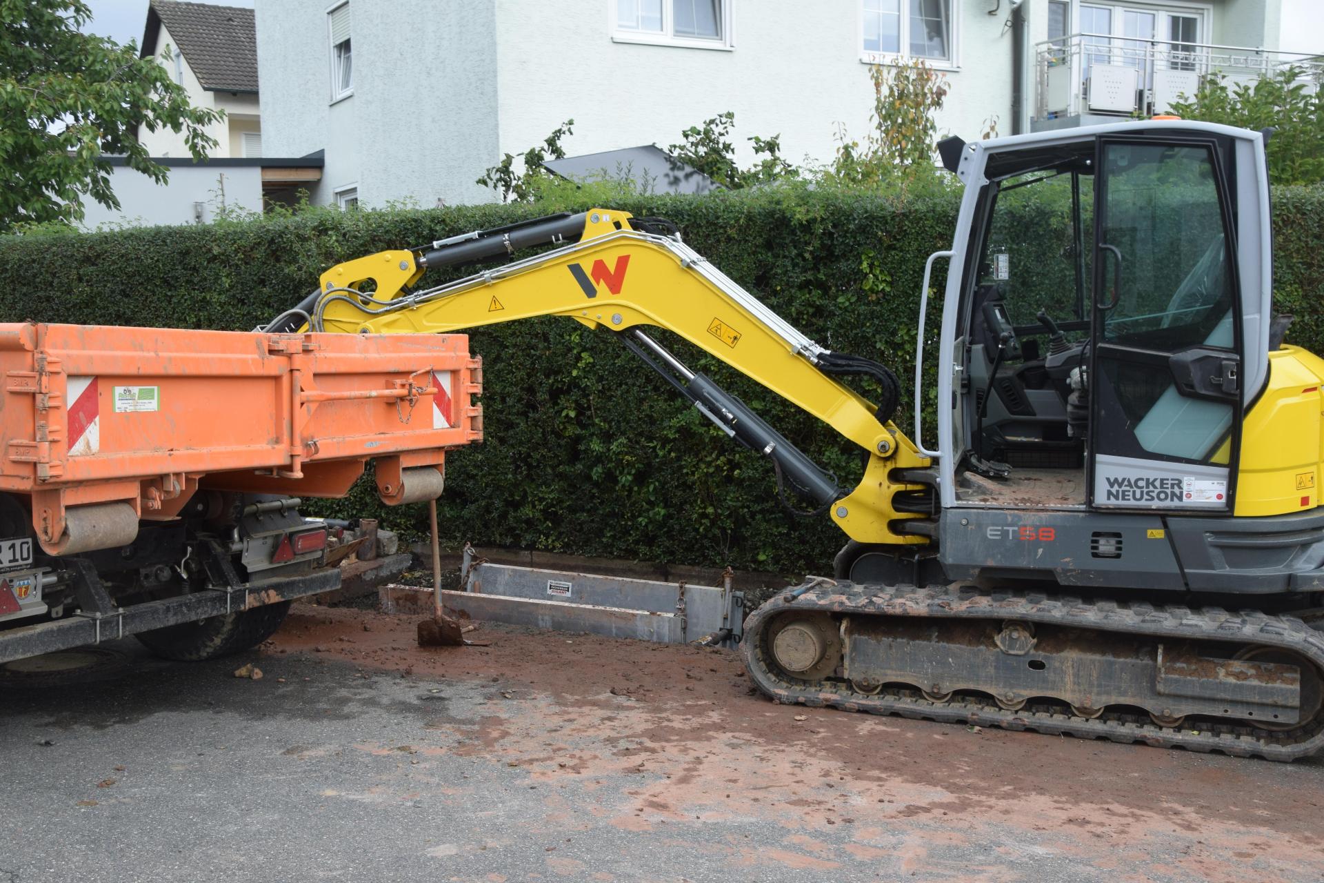Mitarbeiter des Bauhofs Irchenrieth versuchen die kaputte Wasserleitung in der Leuchtenberger Straße zu reparieren.  (Bild: fz)