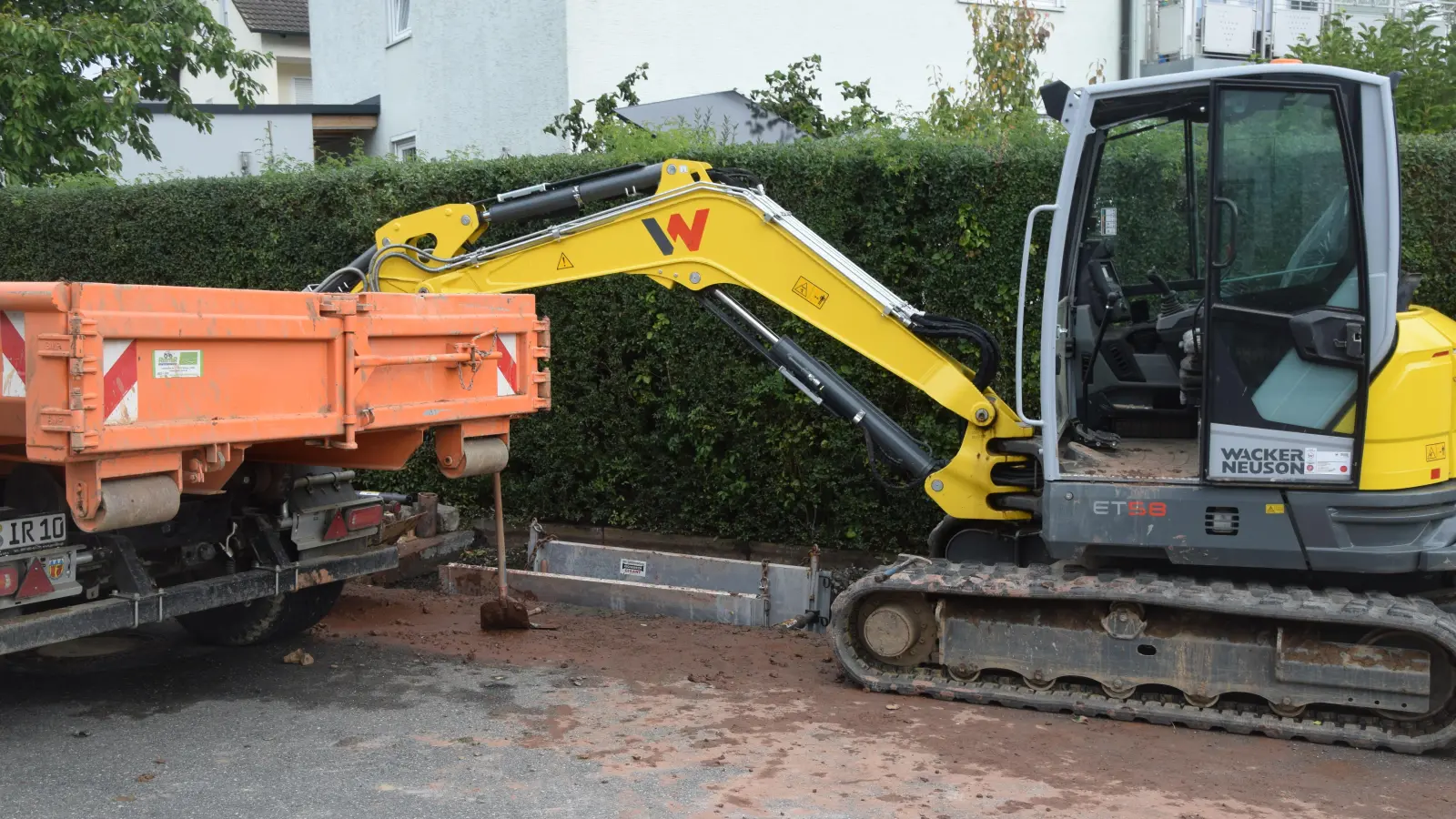 Mitarbeiter des Bauhofs Irchenrieth versuchen die kaputte Wasserleitung in der Leuchtenberger Straße zu reparieren.  (Bild: fz)