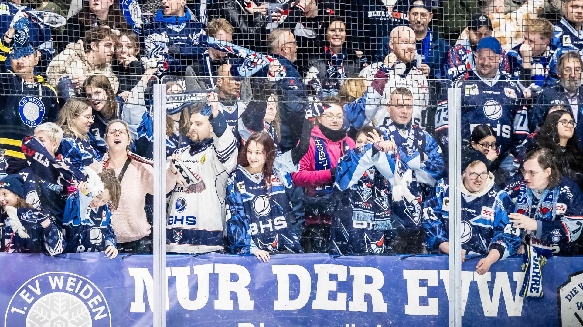 Fans der Blue Devils Weiden. (Archivbild: Tobias Neubert)