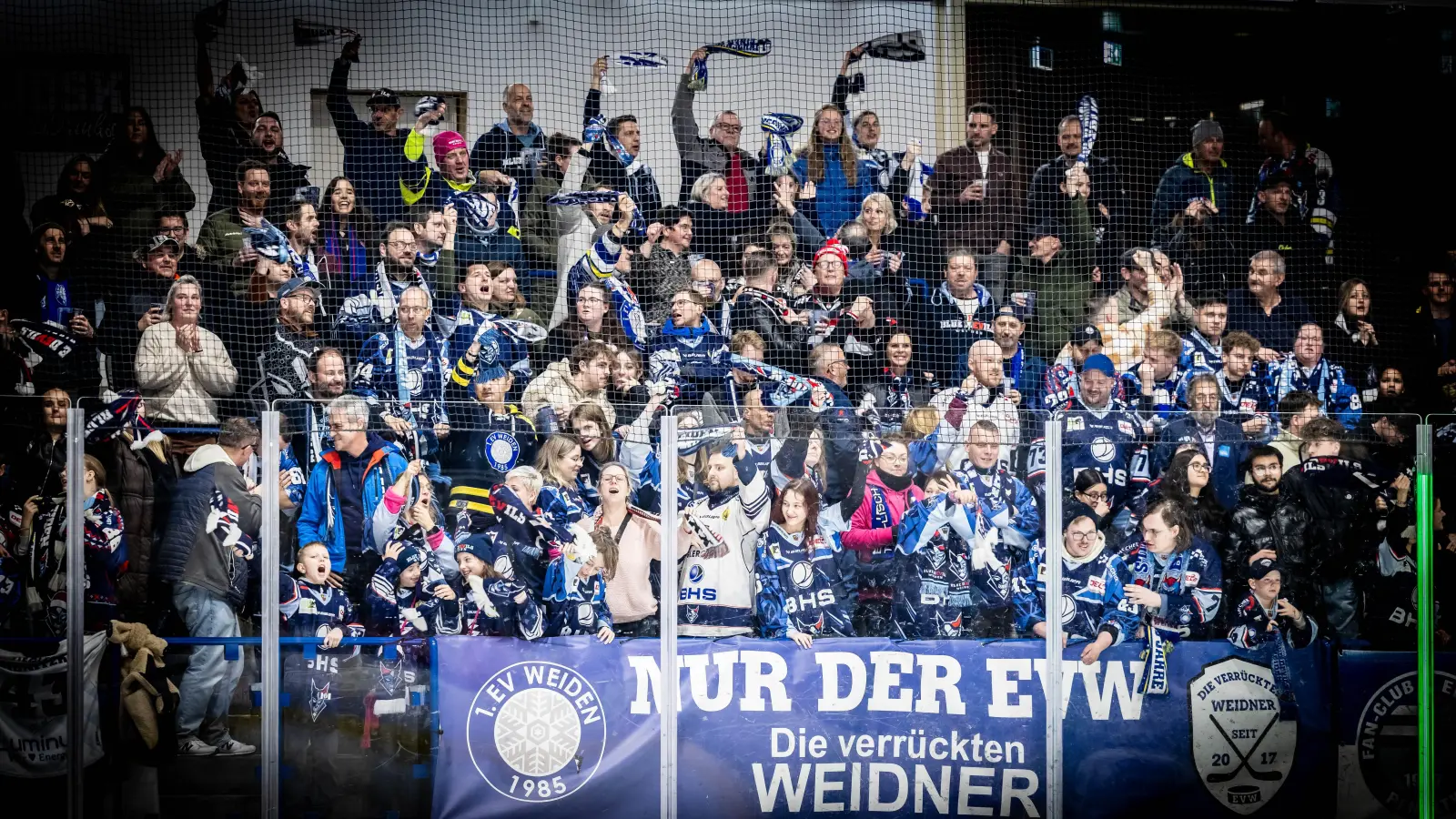 Fans der Blue Devils Weiden. (Archivbild: Tobias Neubert)