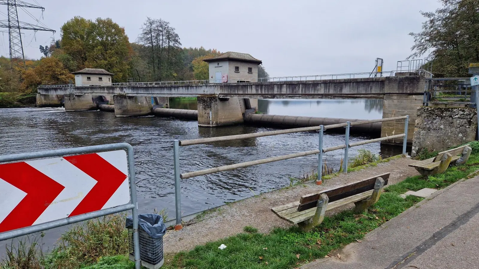 Beim Naabwehr im Schwandorfer Stadtteil Dachelhofen fällt am Montagabend ein 14-Jähriger ins eiskalte Wasser, kann sich aber selbst ans Ufer retten. Durchnässt und unterkühlt wird er von der Feuerwehr aufgegriffen. (Bild: td)