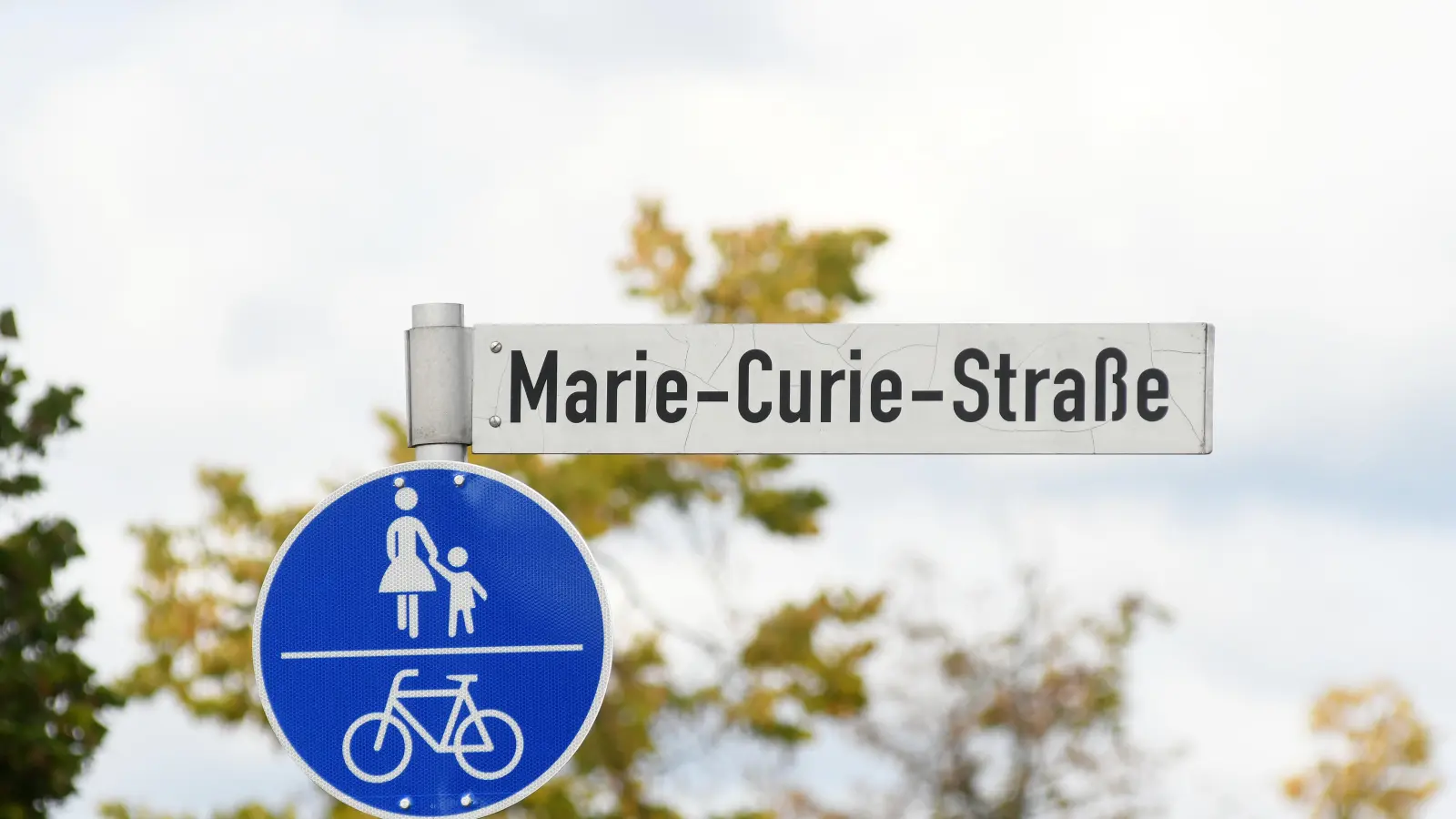 Ein 60-jähriger Autofahrer übersah in Weiden einen Fußgänger. (Symbolbild: Gabi Schönberger)