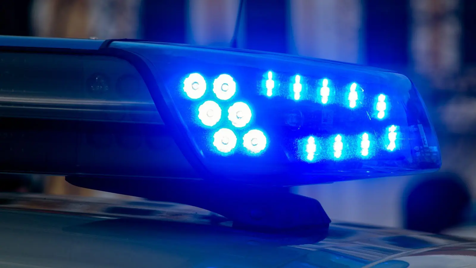 Die Polizei sucht Zeugen einer Körperverletzung am frühen Samstagmorgen in der Weidener Innenstadt. (Symbolbild: Klaus-Dietmar Gabbert/dpa)