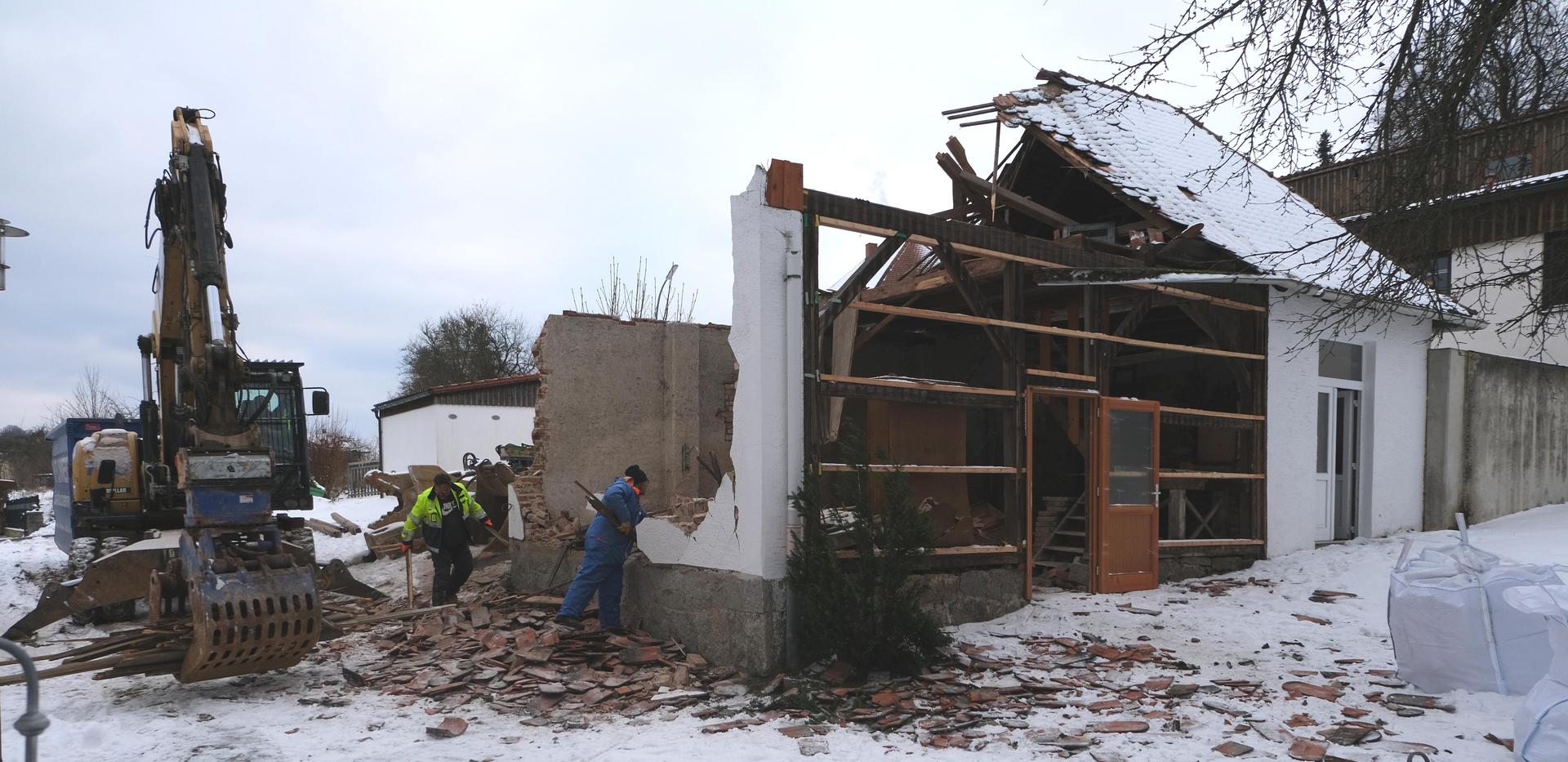 Durch den Abbruch des Nebengebäudes am Katholischen Pfarrhaus kann die Erweiterung des Kindergartens St. Johannes Maria Vianney um eine weitere Kindergruppe vollzogen werden. (Bild: Fred Lehner)