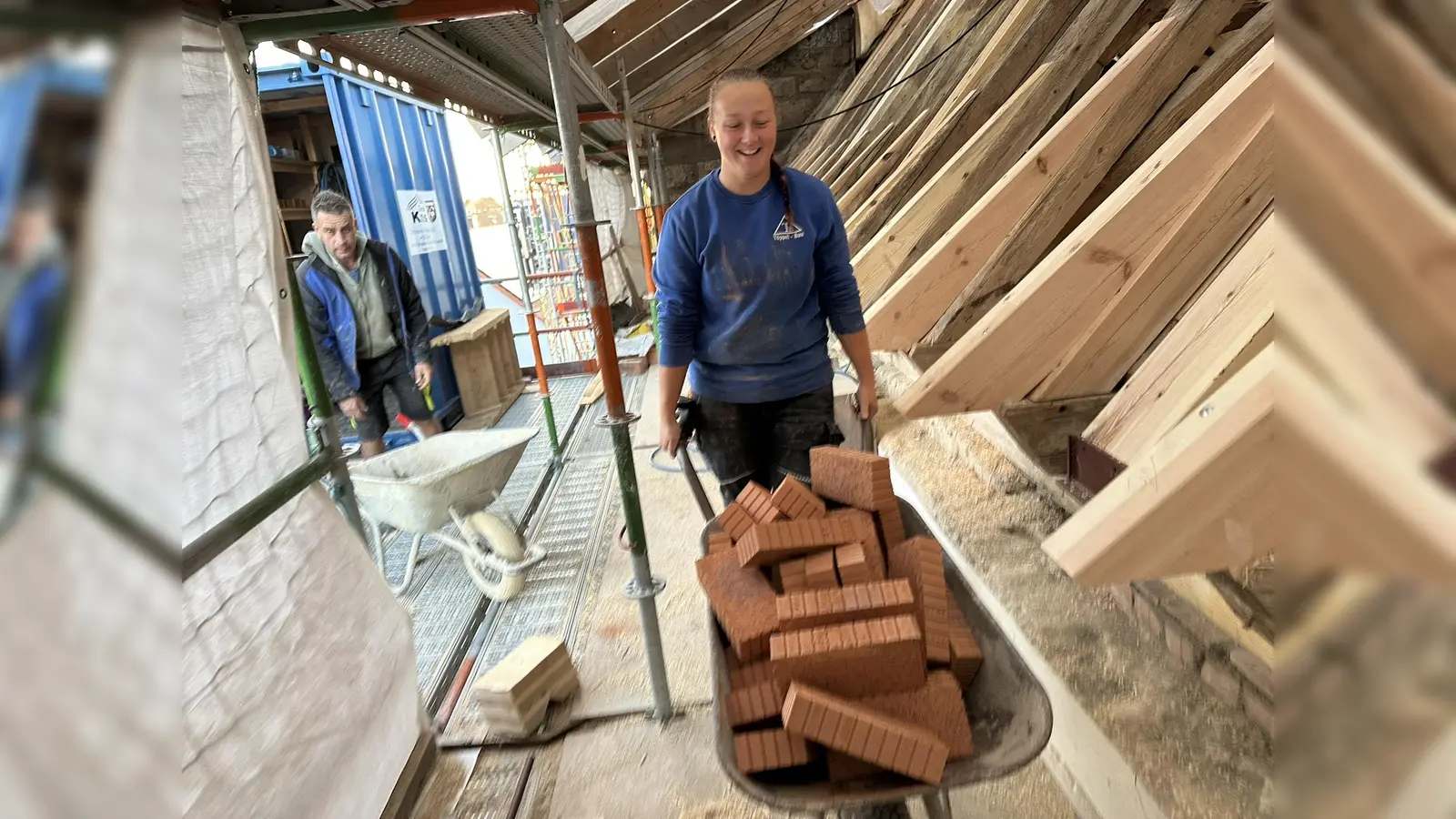 Die 18-Jährige Paula Frölich aus Lohma wurde Kammersiegerin im Maurerhandwerk. (Bild: Michael Töppel/exb)