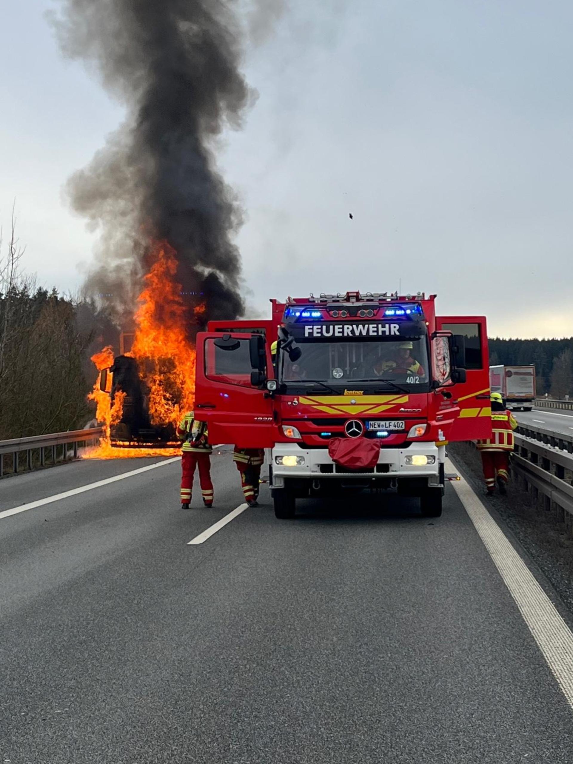 Beim Eintreffen der Rettungskräfte an der Unfallstelle auf der A93 brannte das Führerhaus des Lastwagens lichterloh. (Bild: Verkehrspolizei Weiden, exb)