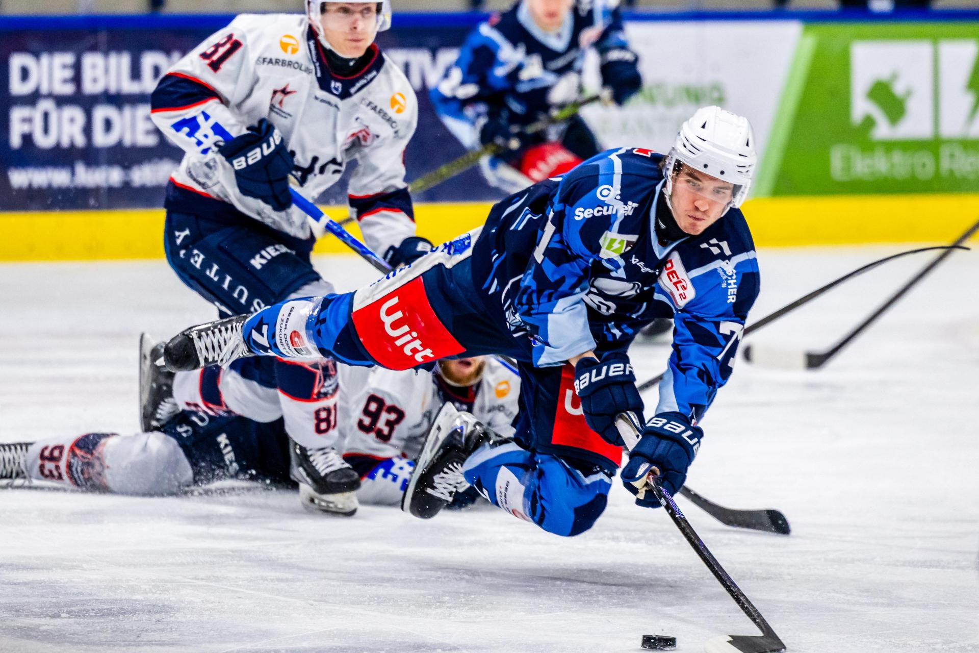Auch diese Flugeinlage von Cedric Schiemenz brachte den Blue Devils gegen Ravensburg nichts ein. (Bild: Tobias Neubert)