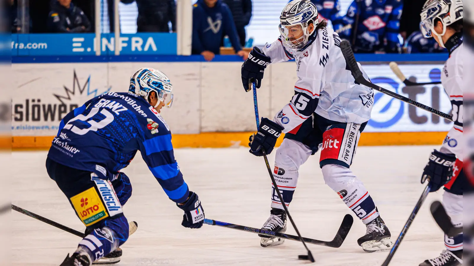 Fabian Voit (Mitte) scheiterte mit diesem Abschluss an Janick Schwendener im Tor der Dresdner Eislöwen. Am zweiten Weihnachtsfeiertag unterlagen die Blue Devils Weiden in Sachsen knapp mit 3:4.  (Bild: Werner Moller)