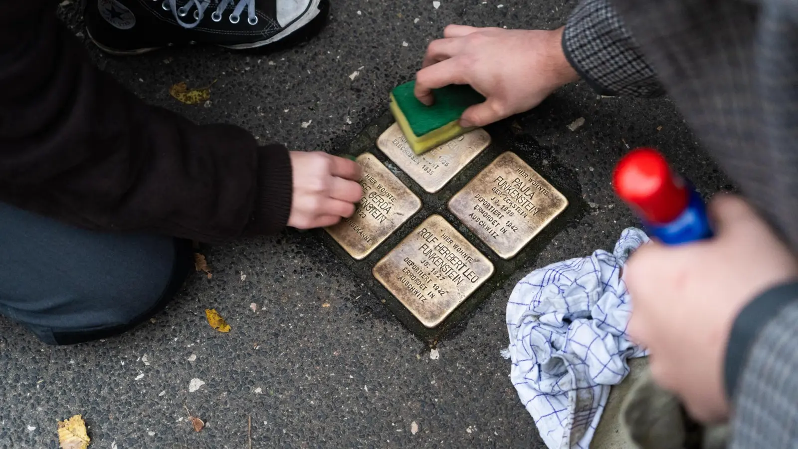 Ein Unbekannter hatte Stolpersteine in Regensburg mit silberner Farbe besprüht.  (Archivbild: Kira Lorenz )