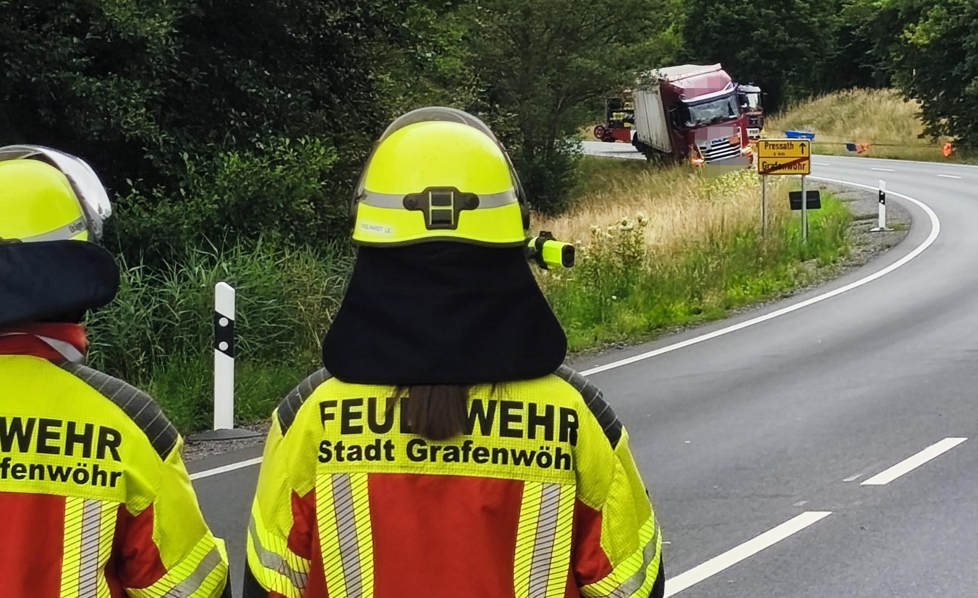 Die B 299 bei Grafenwöhr war am Mittwoch stundenlang gesperrt. Dort drohte ein mit Gefahrgut beladener Lkw umzukippen.  (Bild: Jürgen Masching)