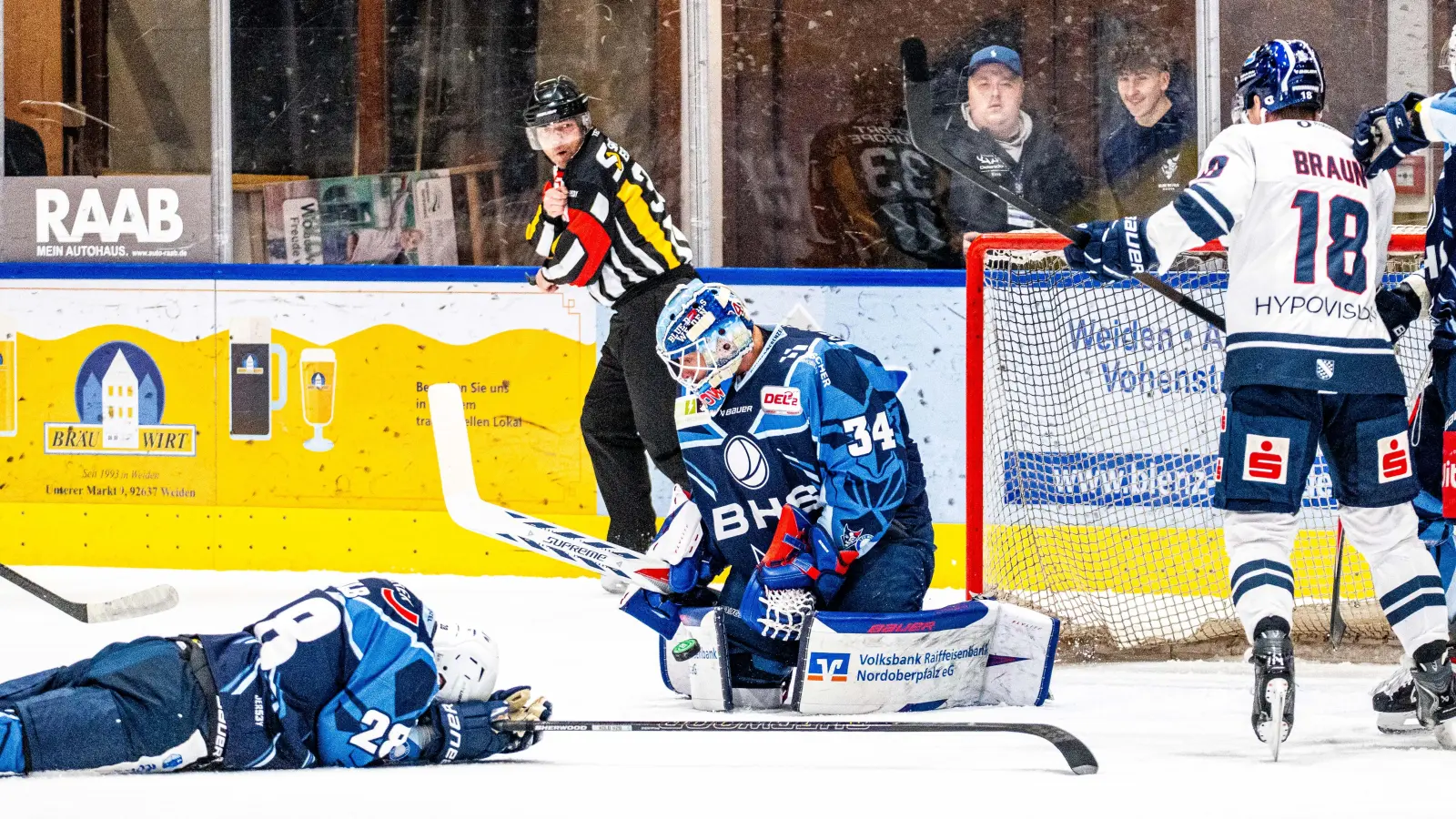 Goalie Michael McNiven (Mitte) und Verteidiger Maximilian Kolb (links) können in dieser Szene das 0:3 durch Laurin Braun nicht verhindern. (Bild: Elke Englmaier)