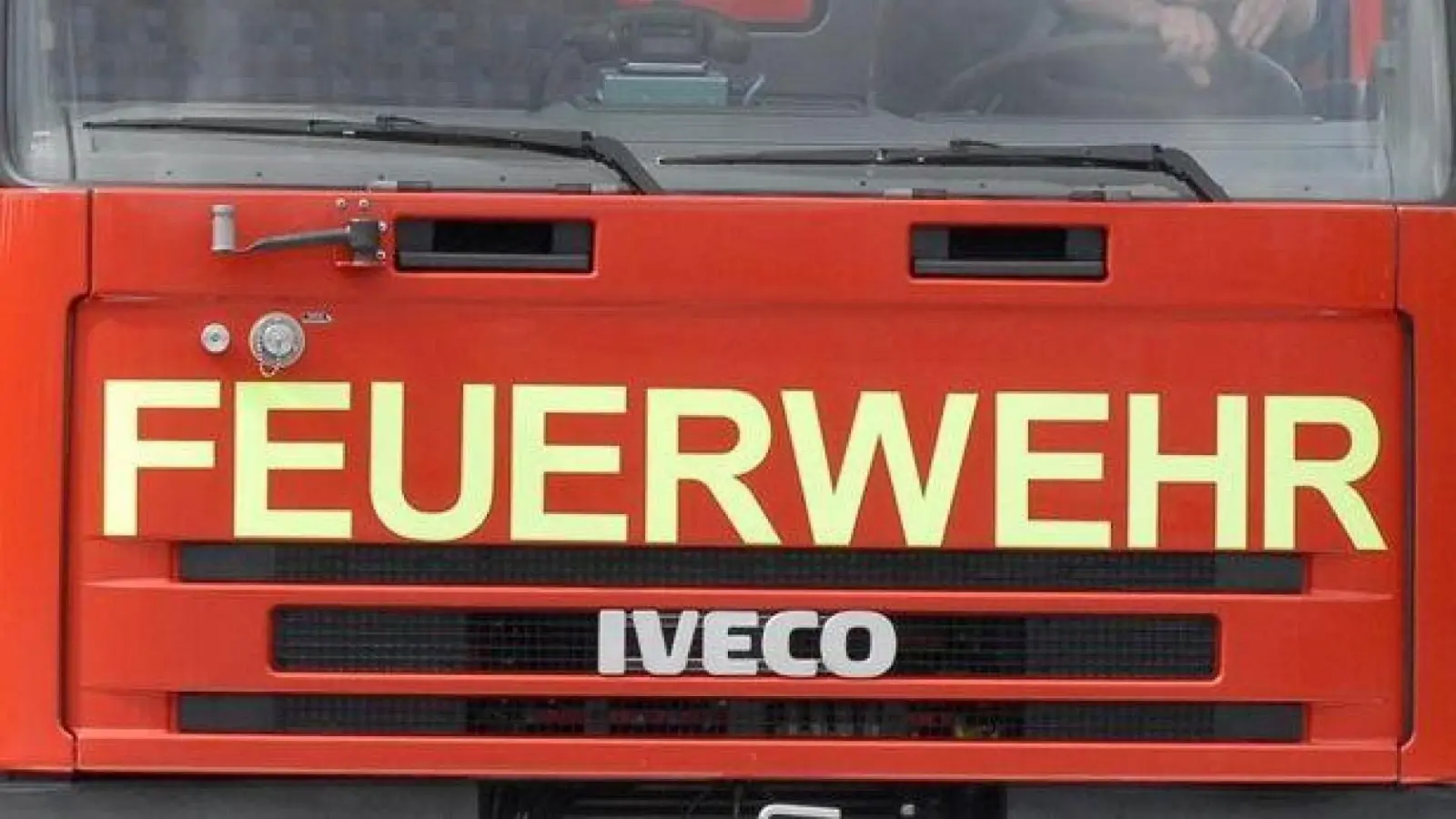 Die Feuerwehr musste anrücken, um die Bundesstraße bei Pressath zu reinigen.  (Symbolbild: Petra Hartl)
