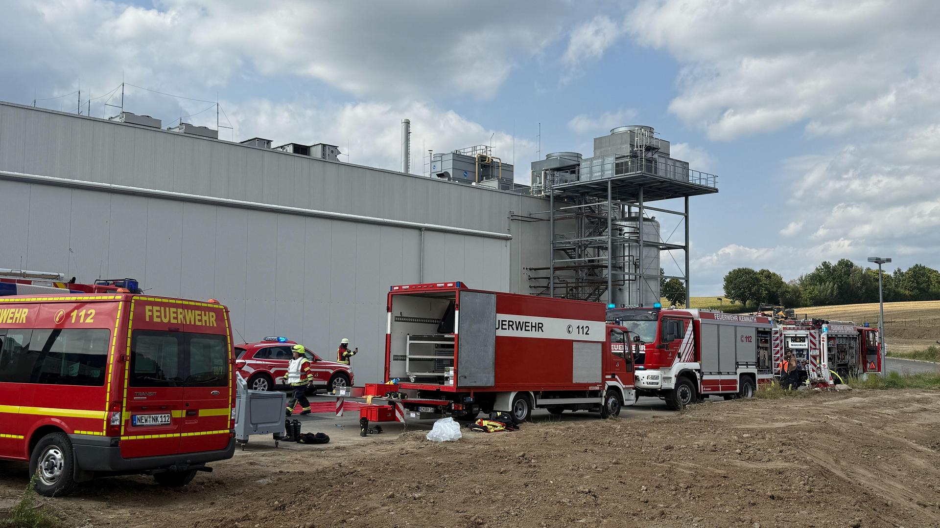 Ein Großaufgebot an Feuerwehren und Rettungsdienst war am Mittwoch im Einsatz, nachdem bei der Firma Ponnath in Kemnath Ammoniak ausgetreten war. (Bild: rw)