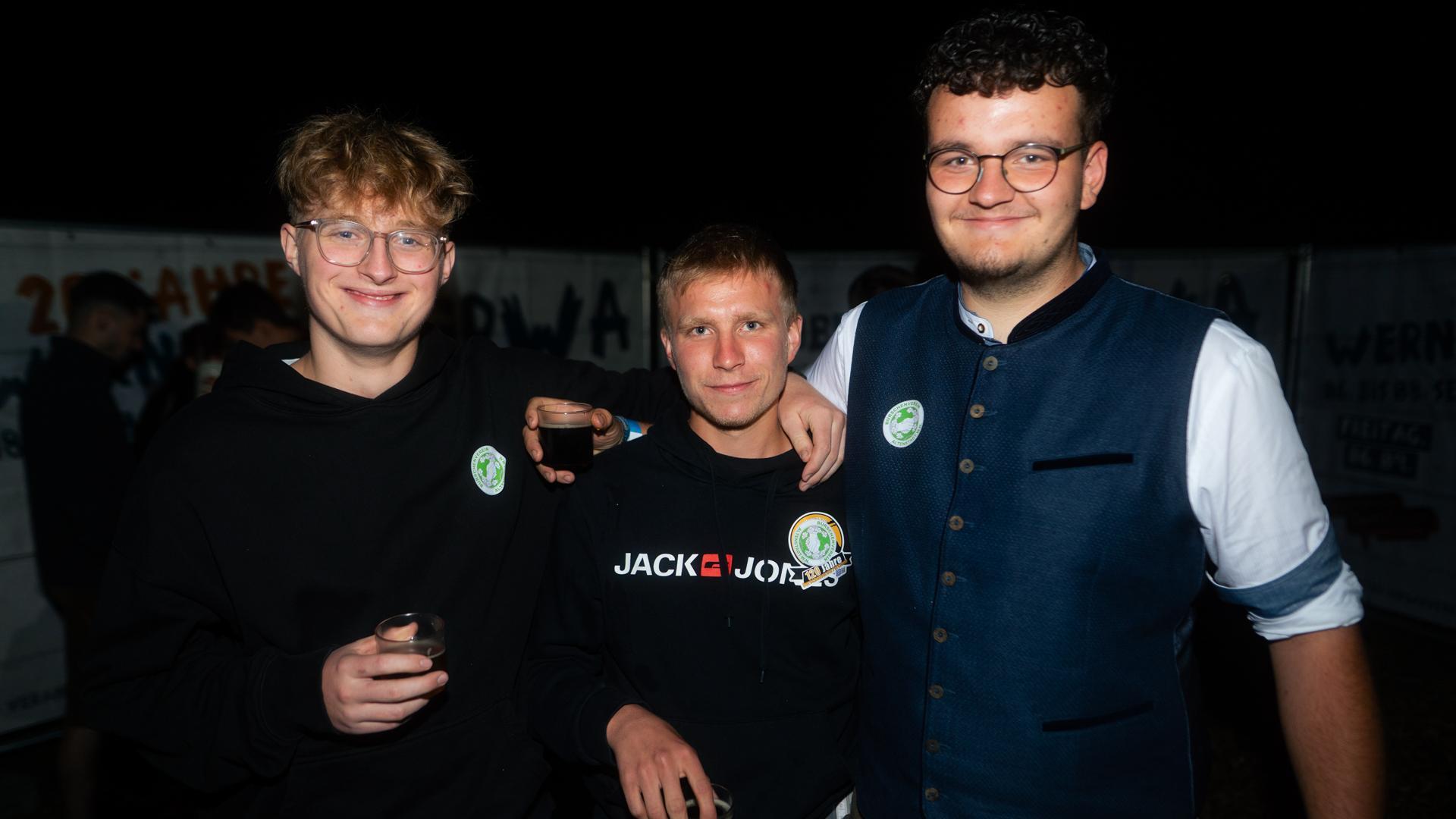 Die Quertreiber rocken am Samstagabend das Festzelt bei der Kirwa in Wernberg.  (Bild: Hannes Stock)