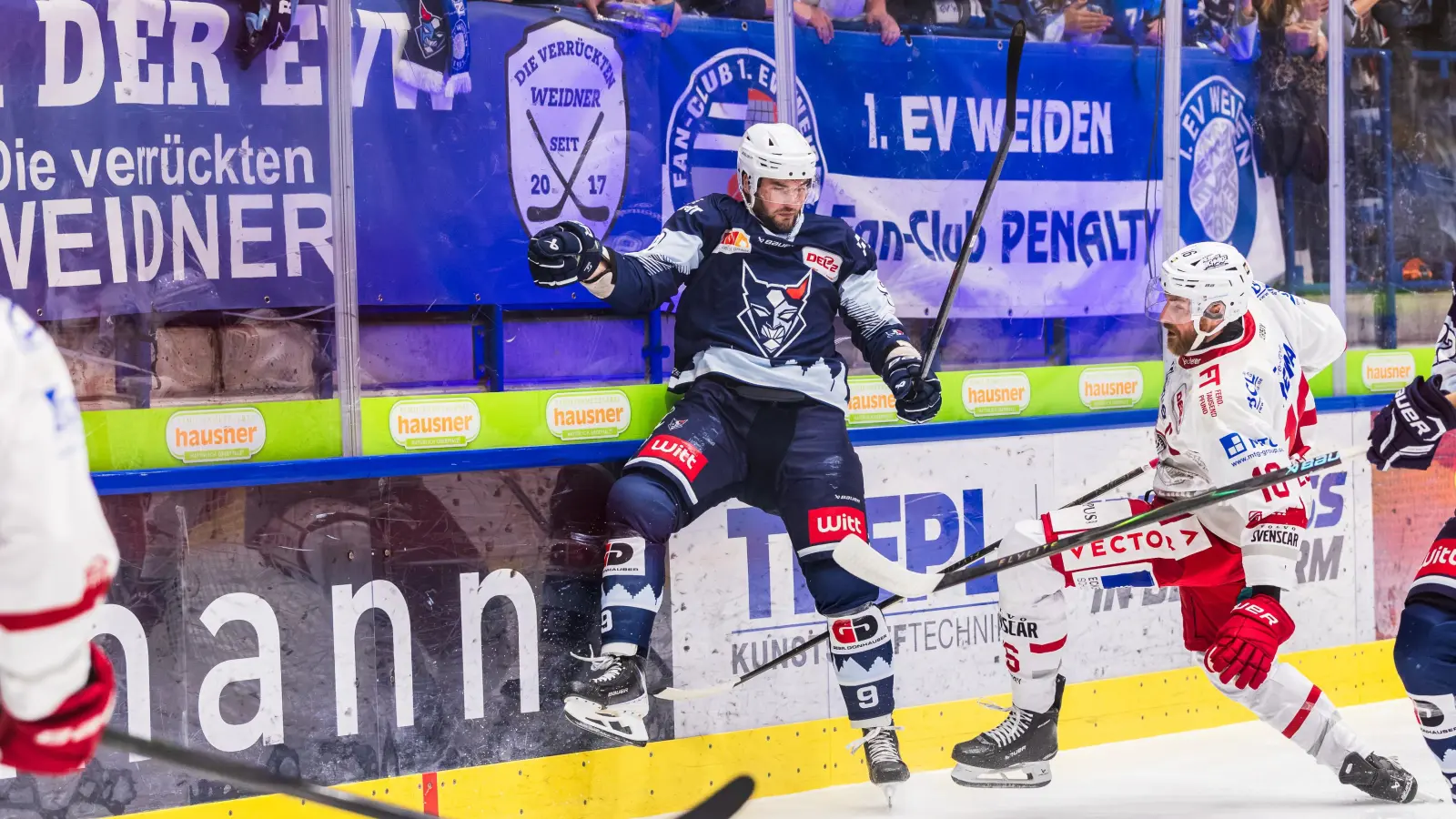 Jordan Knackstedt (links) von den Blue Devils Weiden im Zweikampf mit Regensburgs Pascal Zerressen. (Bild: Werner Moller)
