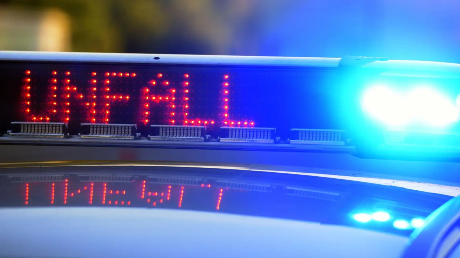 Nach einem Unfall mit zwei Autos war die A93 bei Schwandorf am Dienstagnachmittag zeitweise gesperrt. (Symbolbild: Stefan Puchner/dpa)