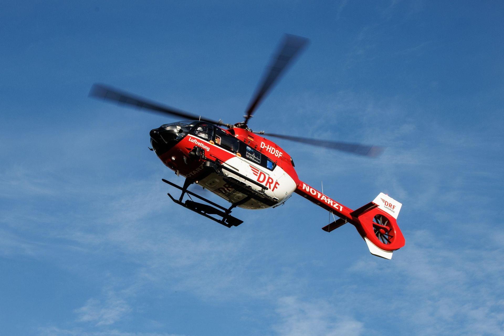 Nach dem schweren Unfall auf der Staatsstraße bei Kohlberg war ein Rettungshubschrauber im Einsatz.  (Symbolbild: Matthias Balk/dpa)