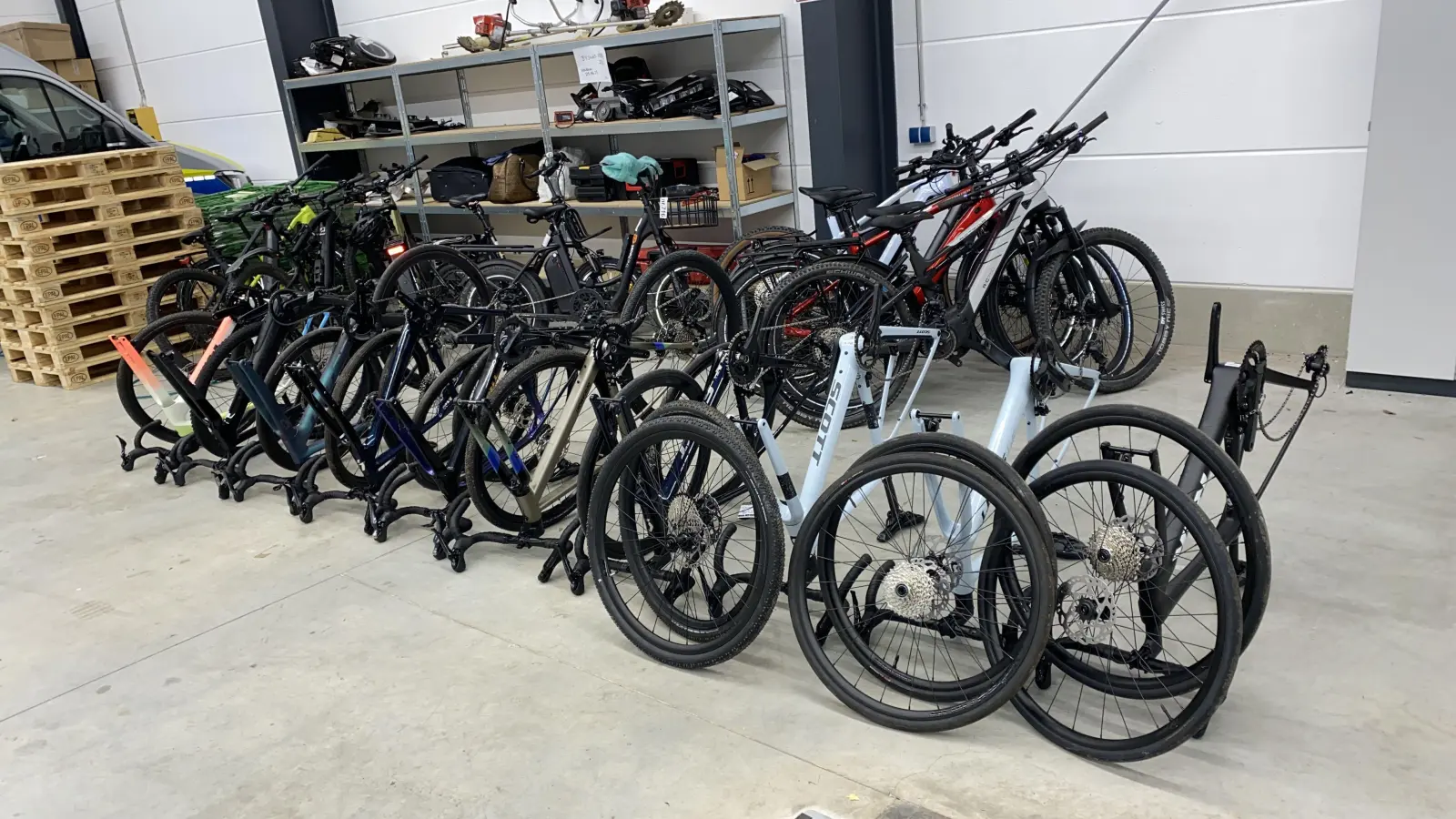 Sichergestellte Fahrräder aus einem Diebstahl in Frankreich. (Bild: GPI Waidhaus / Holzer)