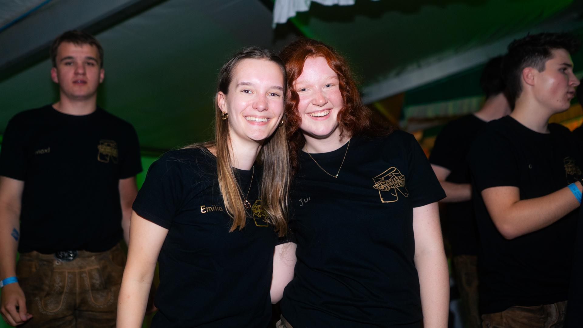 Die Quertreiber rocken am Samstagabend das Festzelt bei der Kirwa in Wernberg.  (Bild: Hannes Stock)