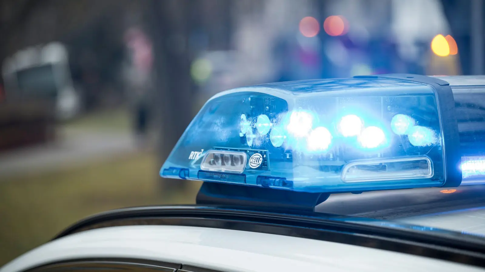 Großeinsatz der Polizei bei einer Babyparty in Hof. (Symbolbild: Daniel Vogl/dpa)
