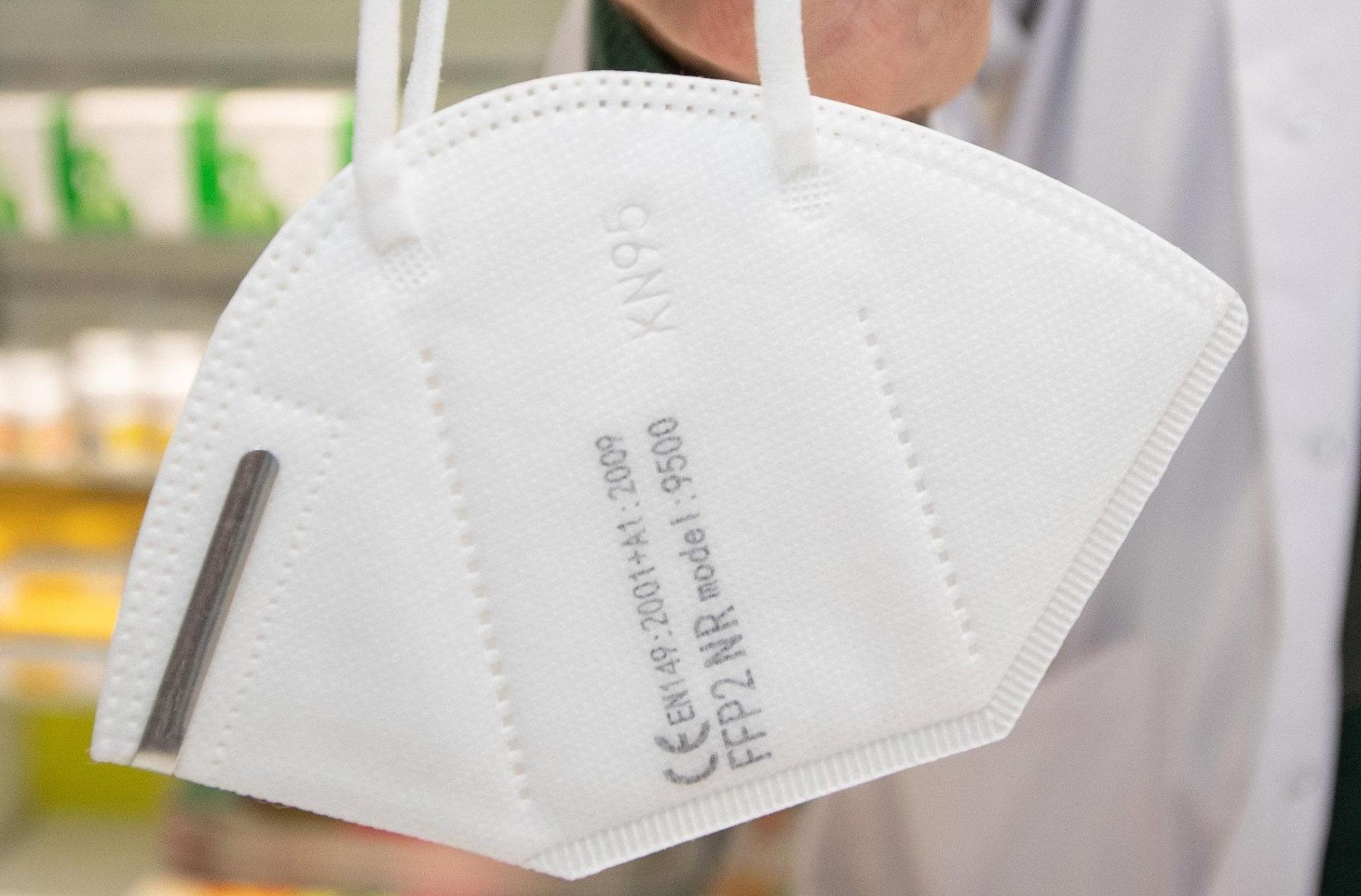 Das Tirschenreuther Krankenhaus kehrt bis auf Weiteres zur Maskenpflicht zurück.  (Archivbild: Friso Gentsch/dpa)