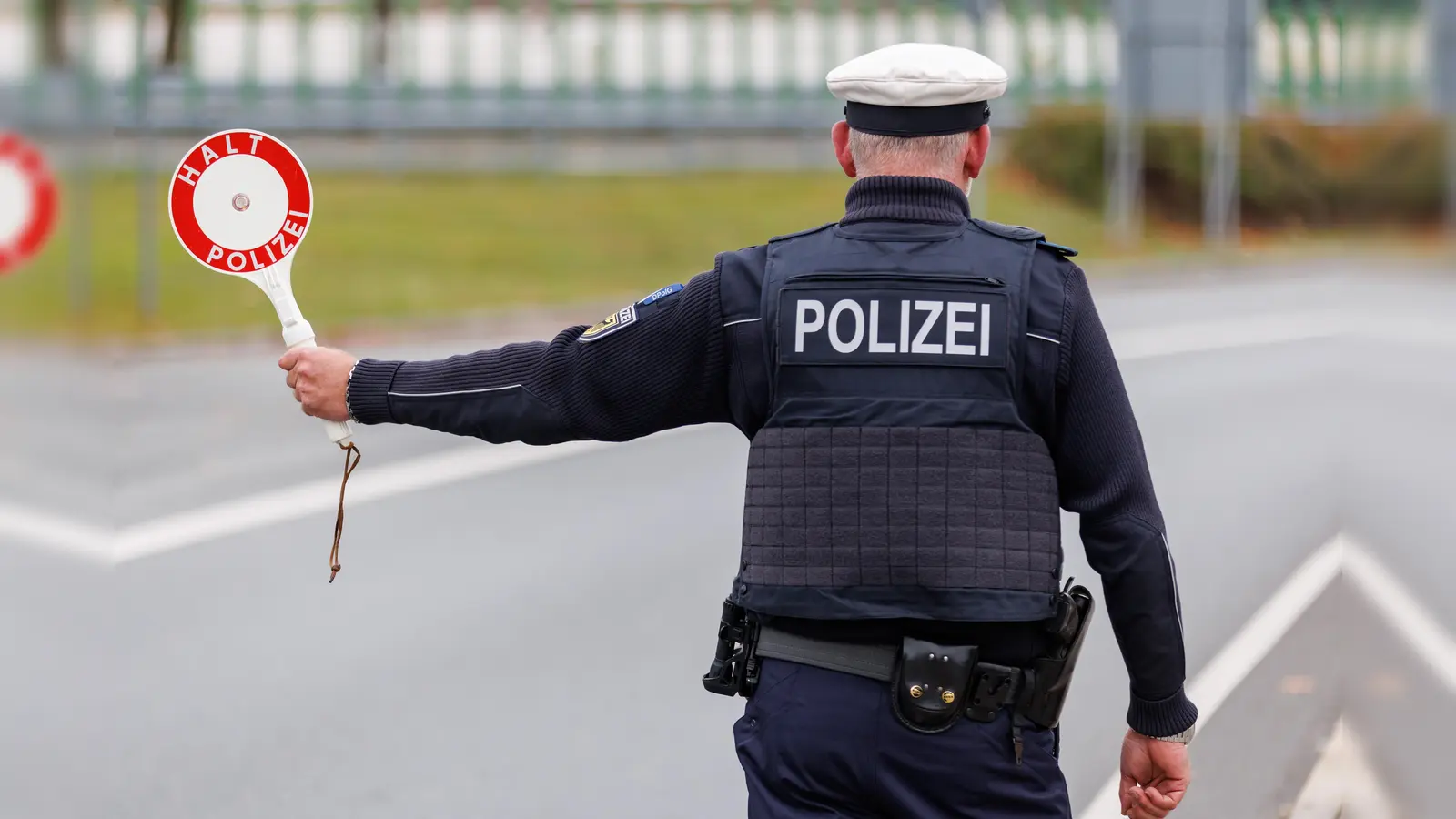 Auf der A6 konnte ein international gesuchter, mutmaßlicher Mörder festgenommen werden. Er soll in der Türkei zwei Personen ermordet haben. (Symbolbild: Daniel Karmann/dpa)