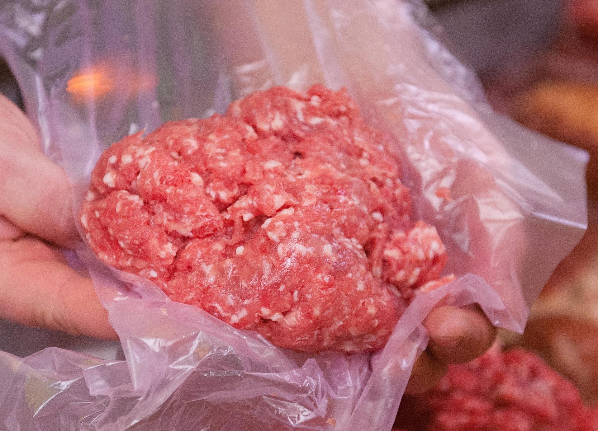 Ein Kleintransporter war nicht nur viel zu schwer beladen, die Polizisten bemerkten bei der Kontrolle an der A 6 auch, dass darin verderbliche Lebensmittel transportiert werden – obwohl die Kühlung nicht funktioniert. (Symbolbild: Hauke-Christian Dittrich/dpa)