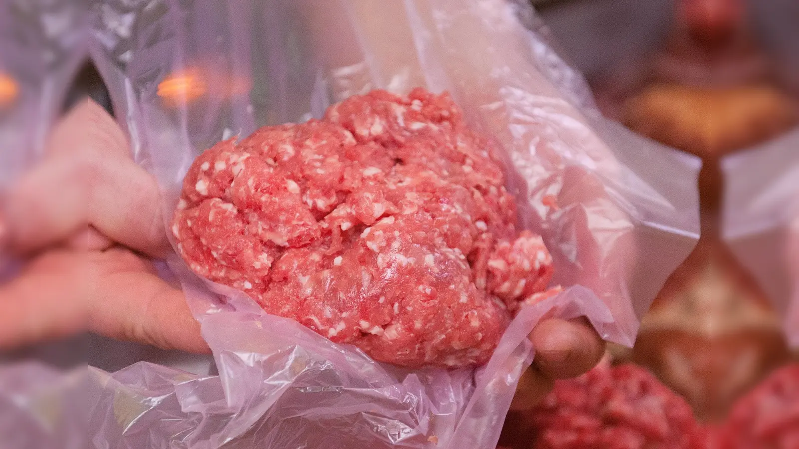 Ein Kleintransporter war nicht nur viel zu schwer beladen, die Polizisten bemerkten bei der Kontrolle an der A 6 auch, dass darin verderbliche Lebensmittel transportiert werden – obwohl die Kühlung nicht funktioniert. (Symbolbild: Hauke-Christian Dittrich/dpa)