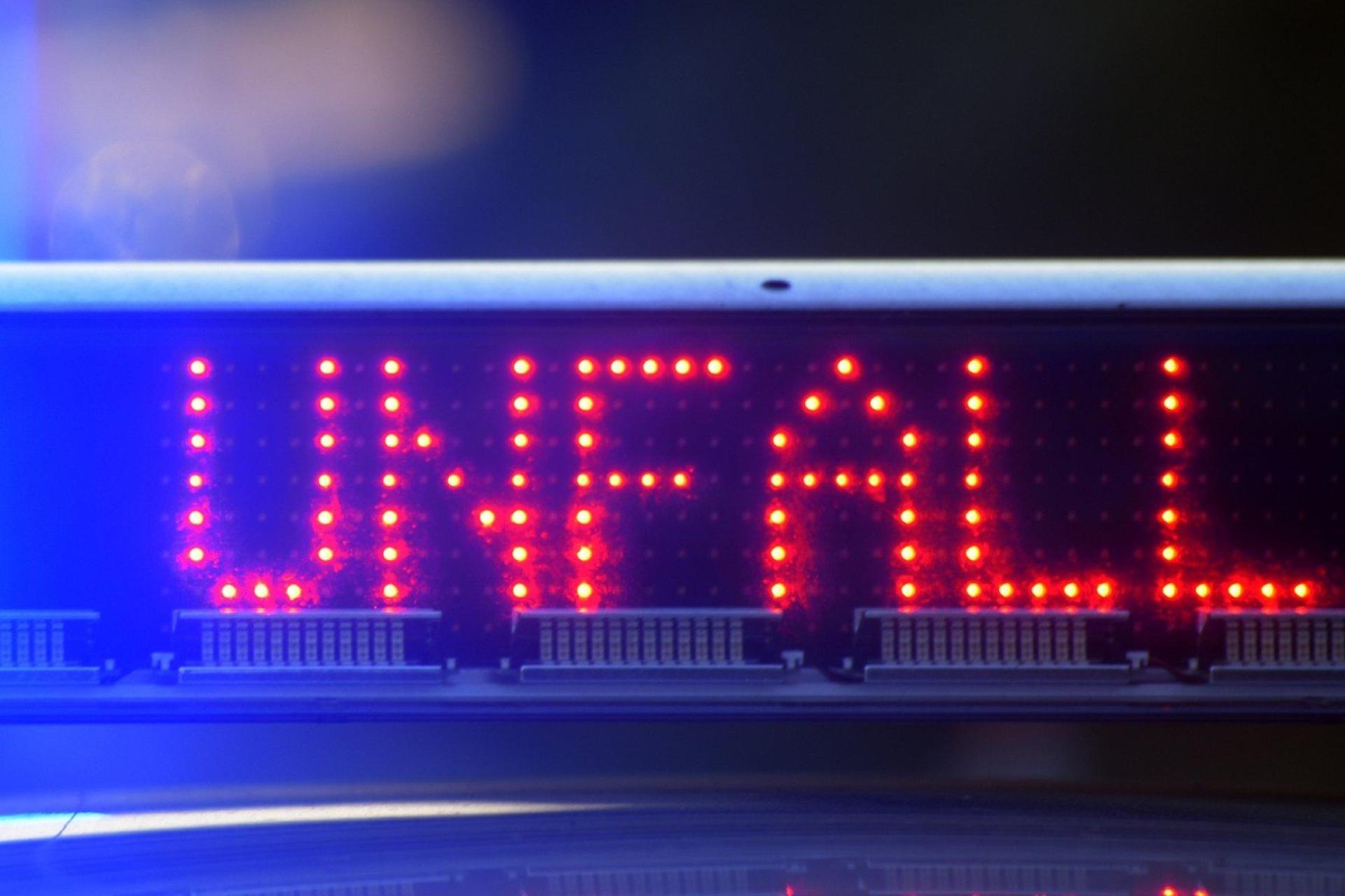 Zwischen Weiden und Neunkirchen ist am Samstagabend ein Unfall passiert. (Symbolbild: Stefan Puchner / dpa)