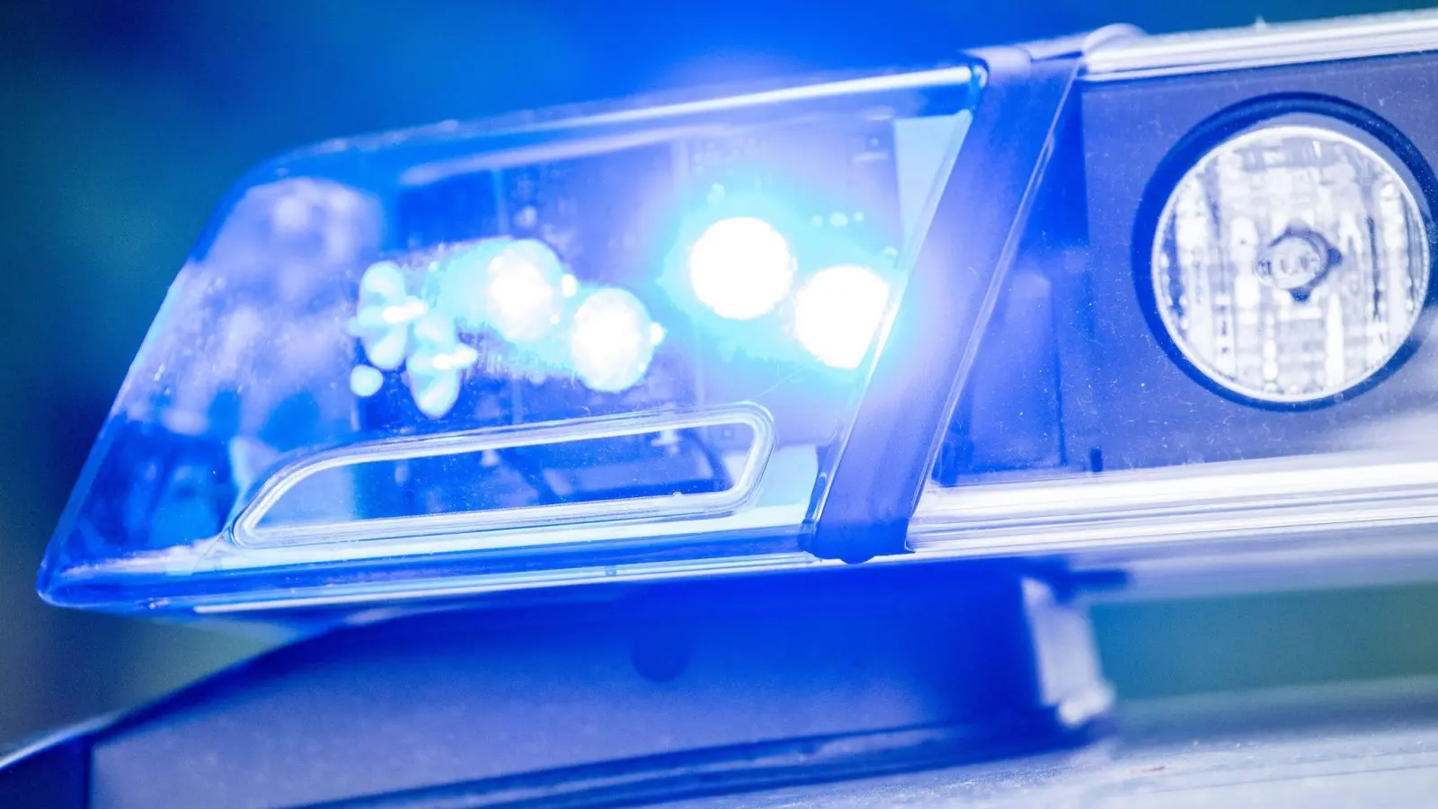 Nach dem Vorall in Wörth an der Donau im Landkreis Regensburg ermittelt die Polizei gegen einen 28-Jährigen. (Symbolbild) (Bild: Lino Mirgeler/dpa)