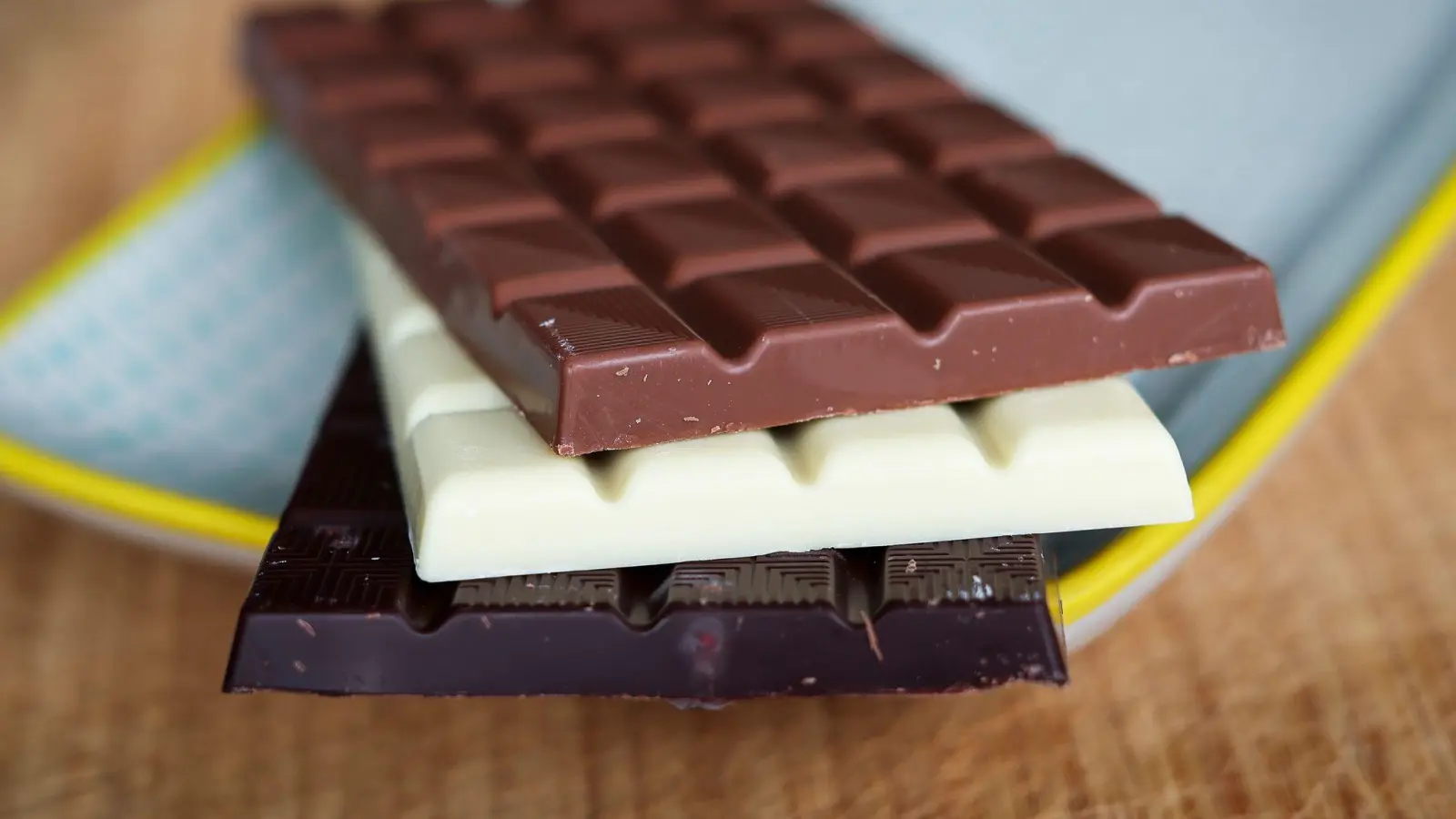 Zum Internationalen Tag der Schokolade (13.9.) stehen Schoko-Mythen auf dem Prüfstand. (Symbolbild) (Bild: Christian Charisius/dpa)