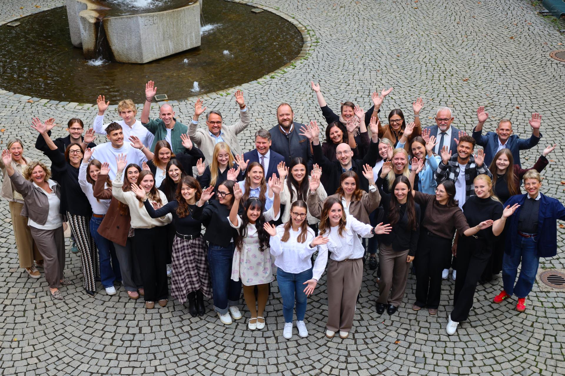 Gruppenbild der vereidigten Lehramtsanwärter im Rathaus Weiden. (Bild: Stadt Weiden)
