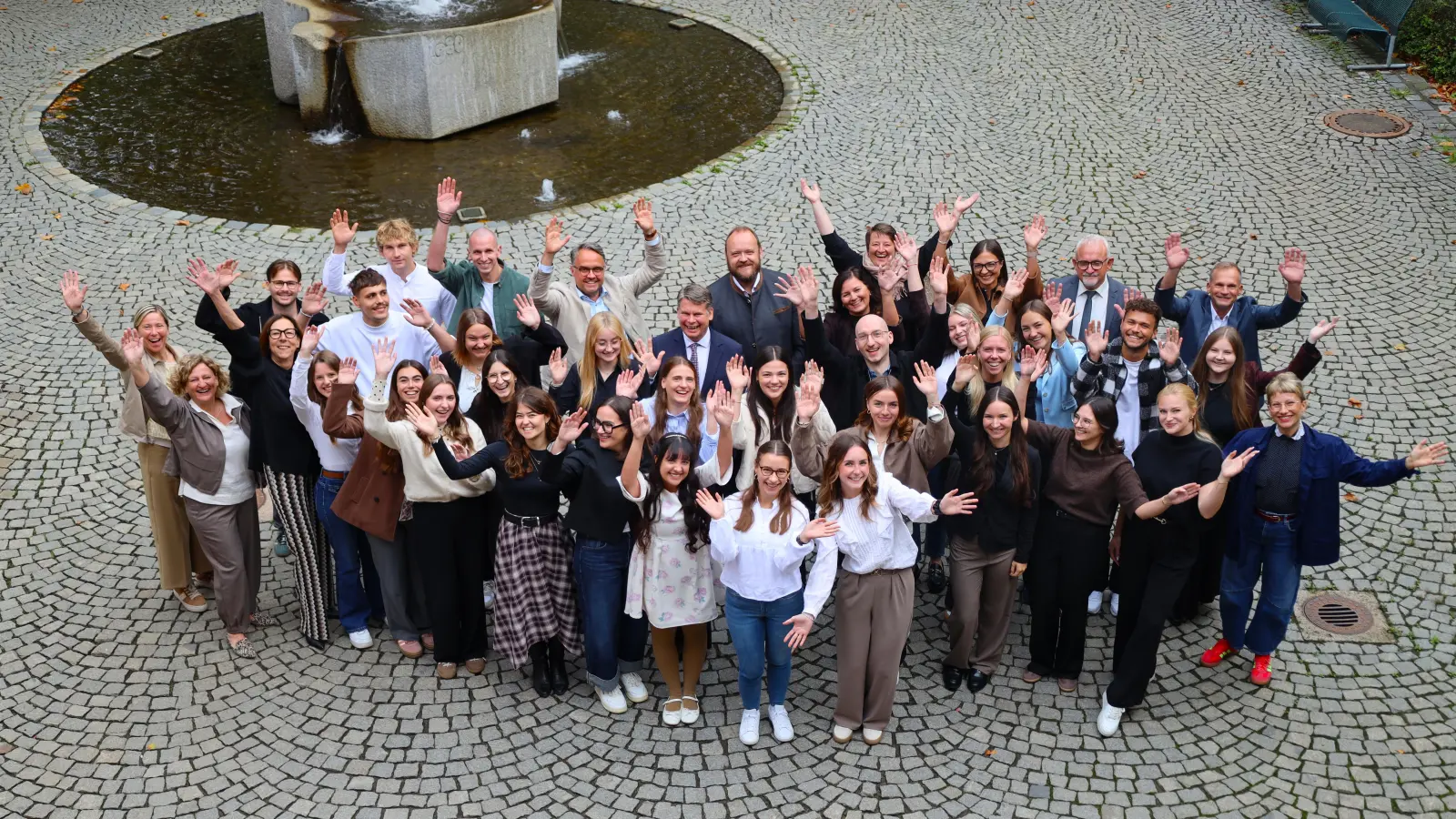 Gruppenbild der vereidigten Lehramtsanwärter im Rathaus Weiden. (Bild: Stadt Weiden)