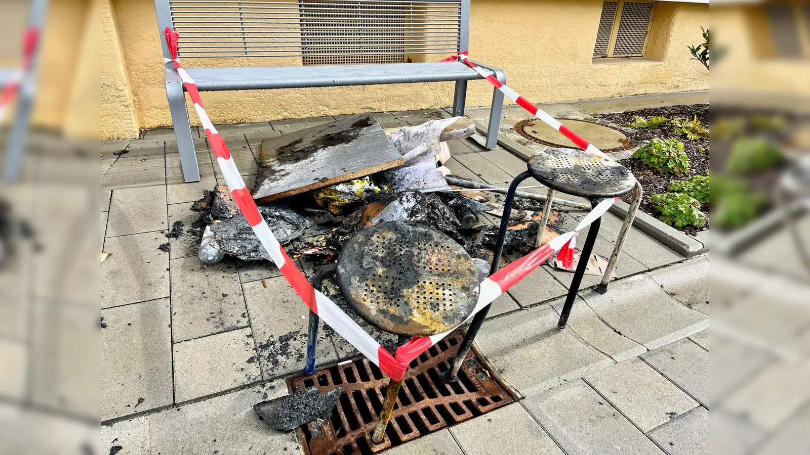 In Grafenwöhr brach aus noch ungeklärter Ursache ein Küchenbrand aus. Einige Überreste sind auch am Tag danach noch sichtbar. (Bild: Gabi Schönberger)