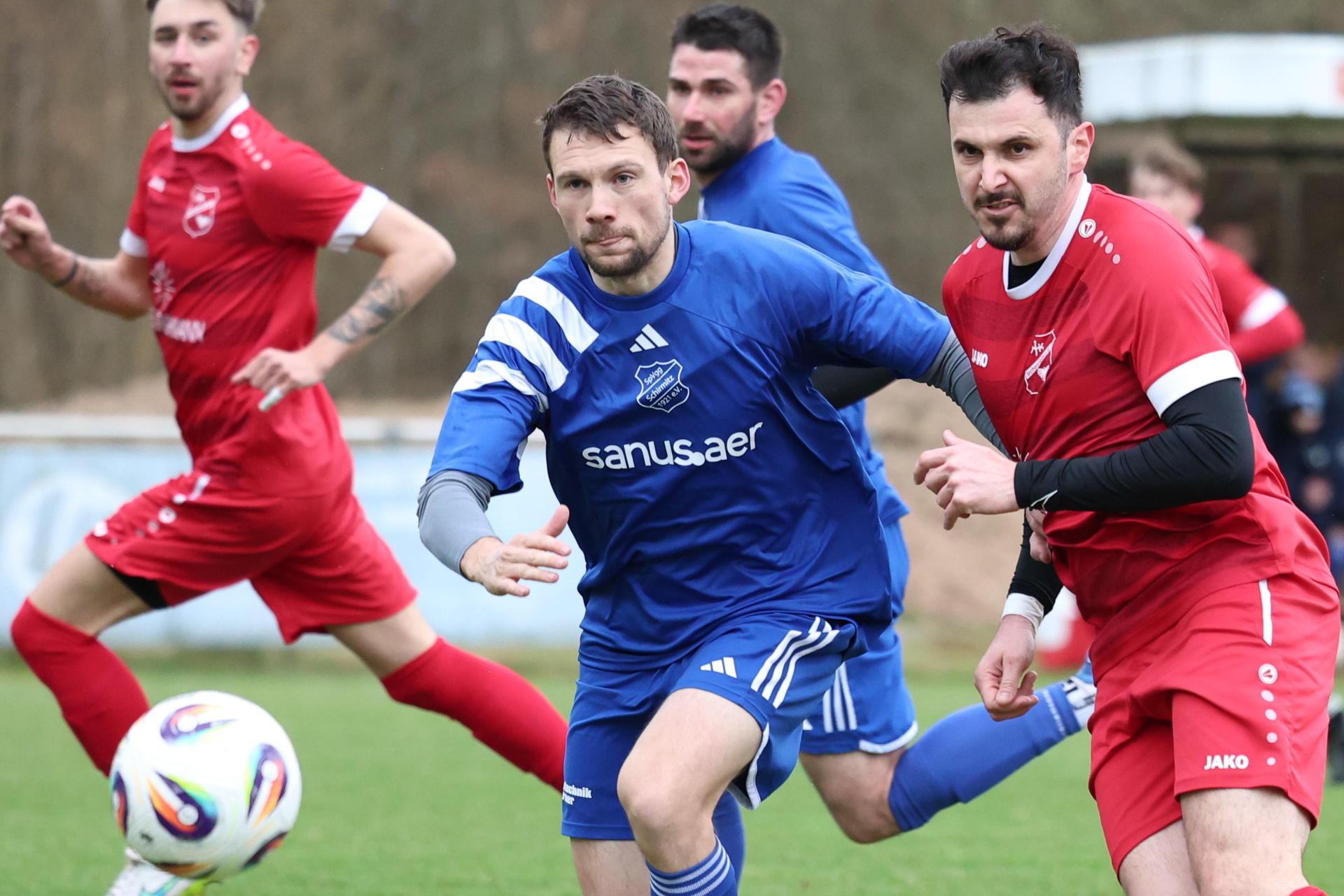 In der vergangenen Saison ging Michael Bachmeier (vorne rechts) für die DJK Irchenrieth auf Torejagd. Nun übernimmt der 39-Jährige beim Kreisliga-Absteiger das Amt des Cheftrainers. (Archivbild: Dieter Jäschke)