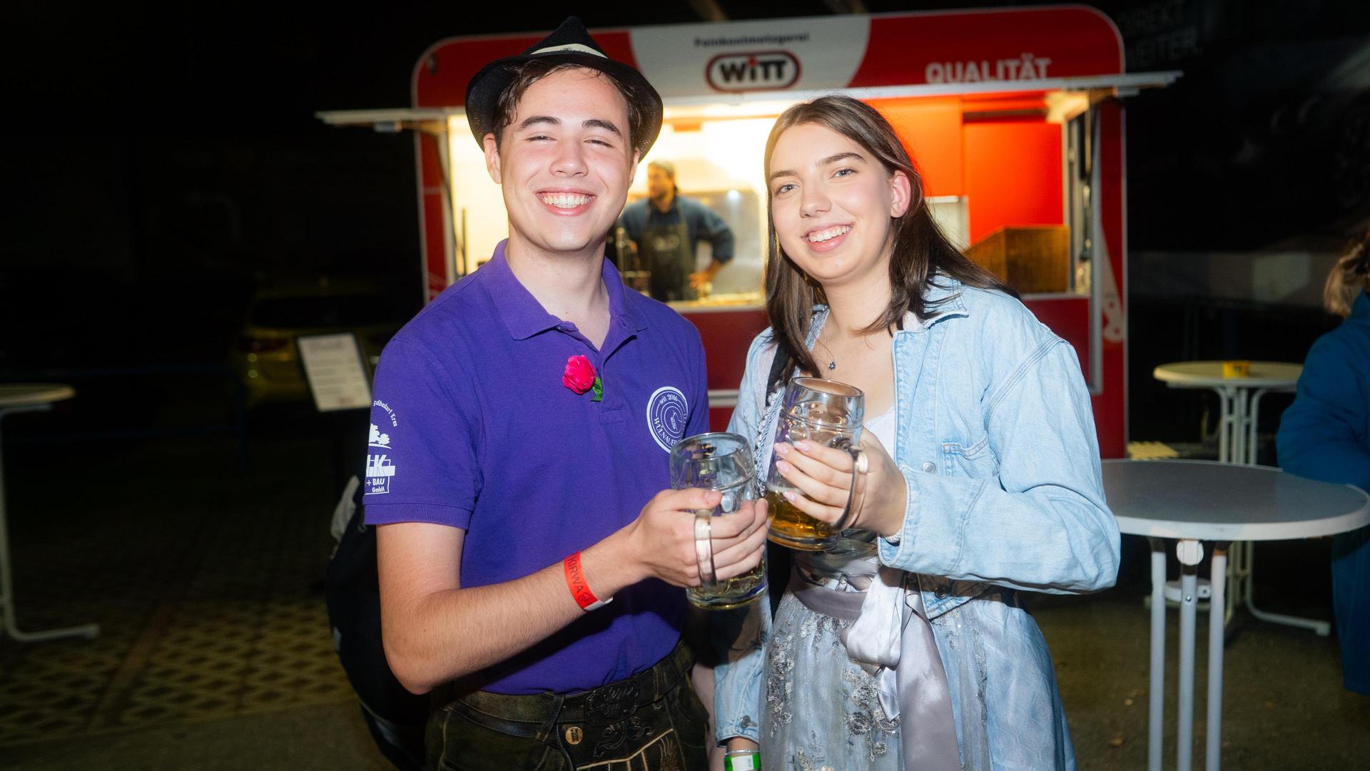 Beim Kirwa-Special der Etzenrichter Kirwa sorgte die Band „RUNDUMADUM” für Stimmung.  (Bild: Hannes Stock)