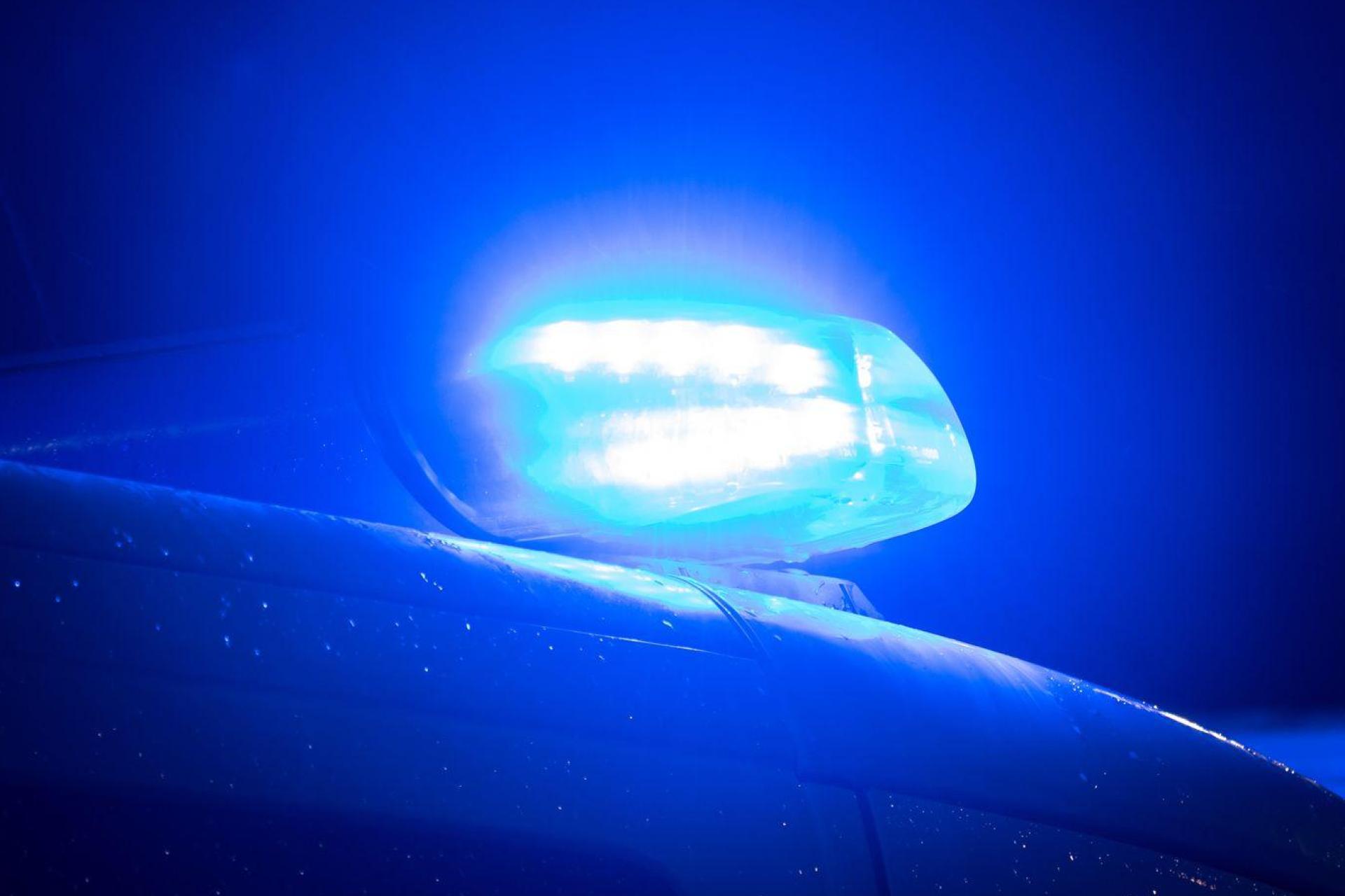 Fünf Männer sind festgenommen worden, weil sie mutmaßlich einen Anschlag auf einen Weihnachtsmarkt in Niederbayern geplant hatten. (Symbolbild: Sarah Knorr/dpa)