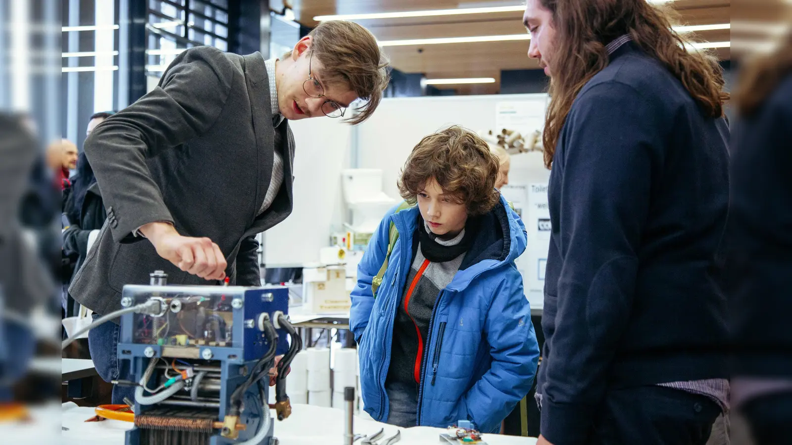 Die Schülerinnen und Schüler erklärten der Jury und den Besuchenden des Regionalwettbewerbs „Jugend forscht” ihre Projekte und Ideen. (Bild: Jolanda Selting/ OTH Amberg-Weiden)